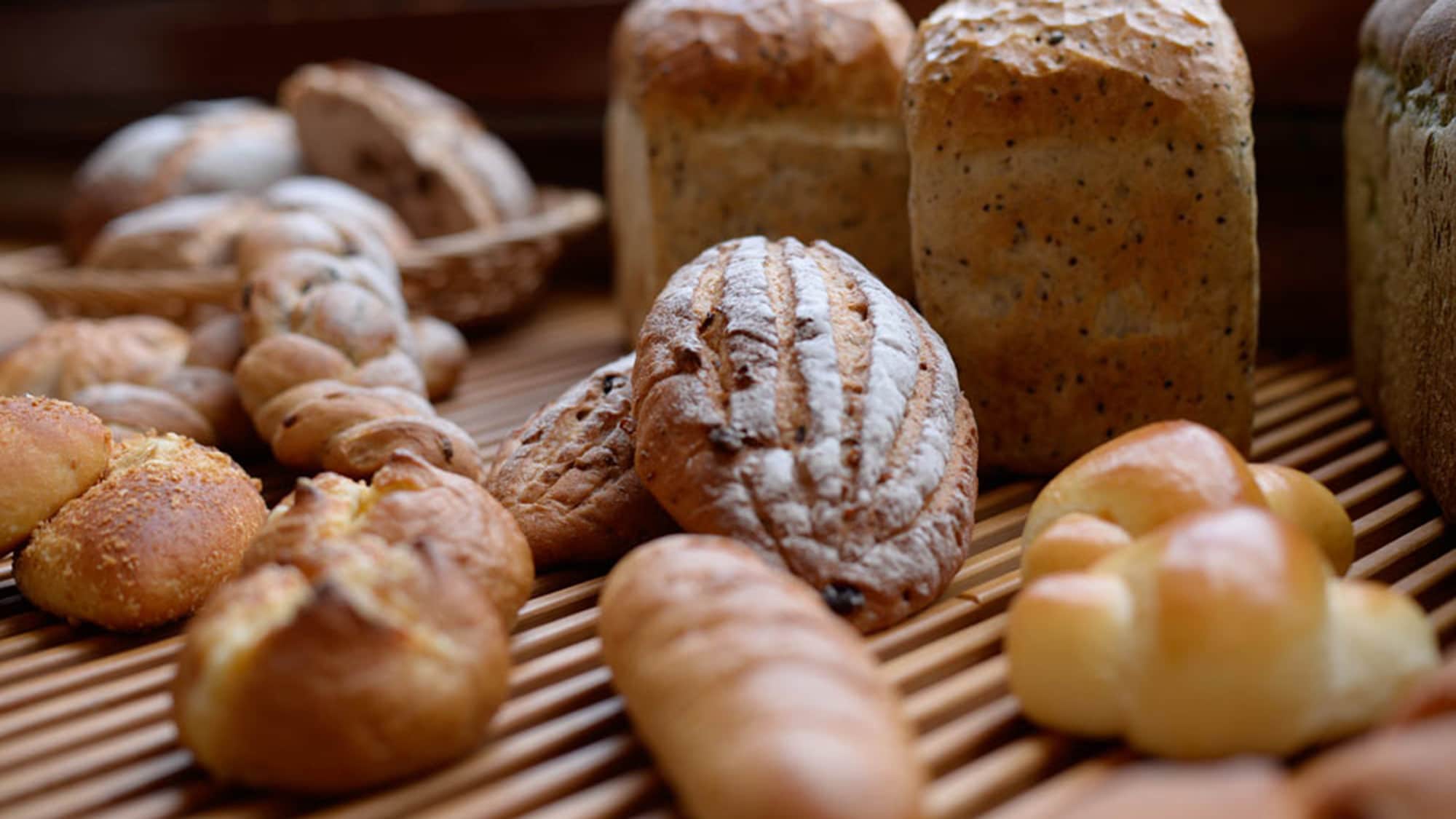 [Cafe Gardens] Enjoy mugwort bread and highland cheesecake with coffee.