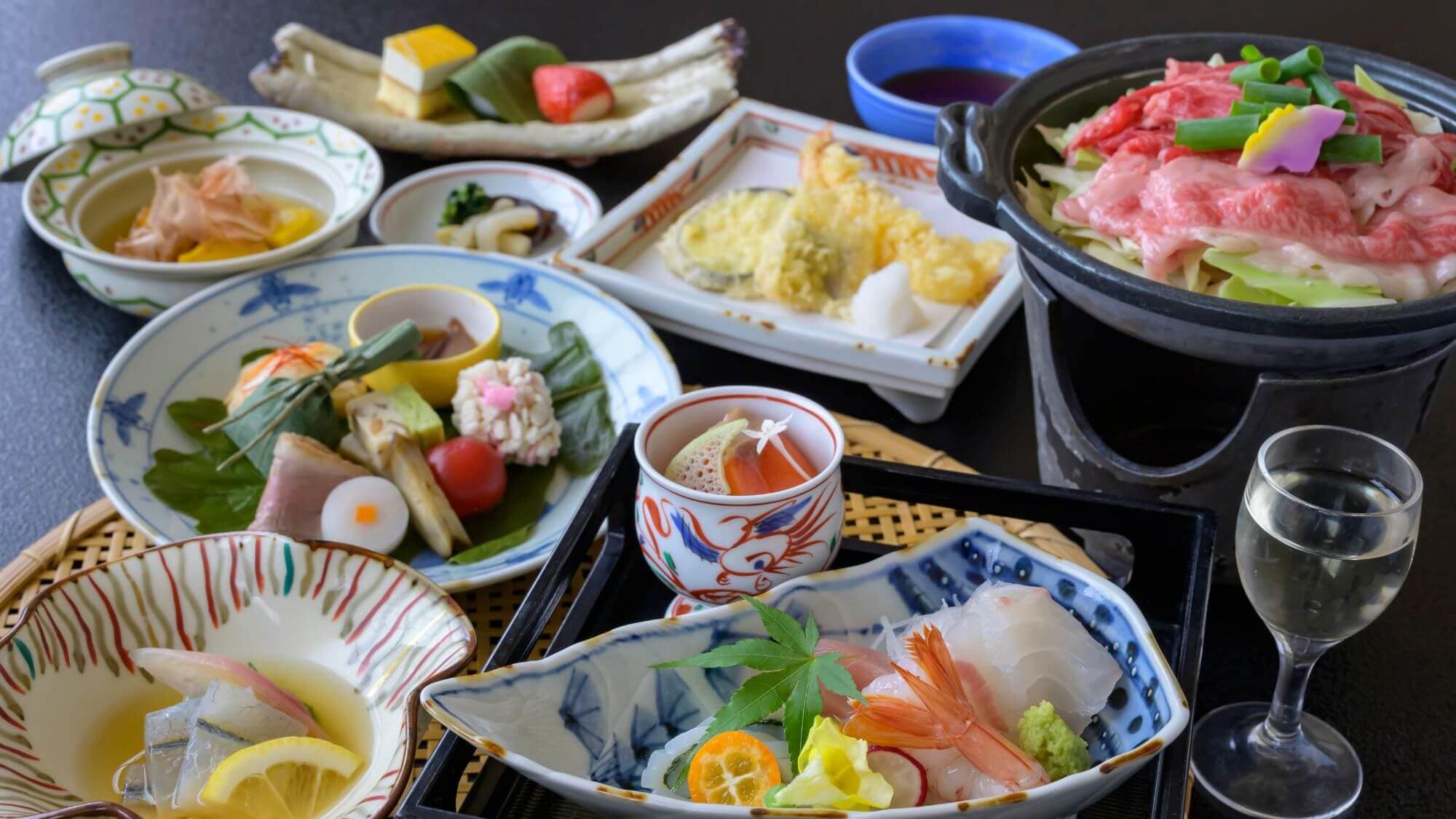 【時令懷石料理套餐】 使用當季食材製作的標準懷石料理，共有8道菜品。