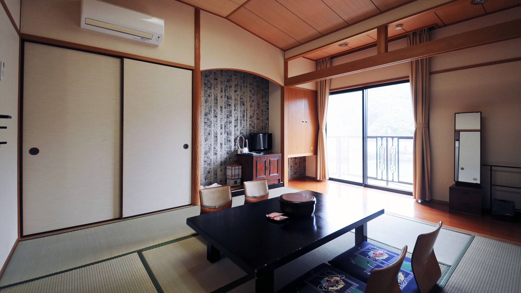 [Guest room] Japanese-style room (8 tatami mats)