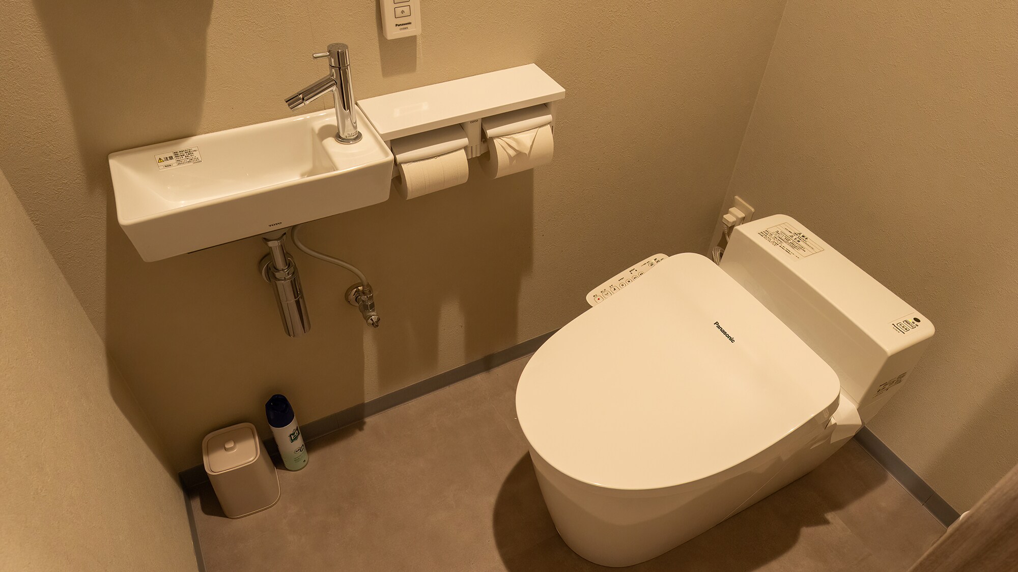 [Western-style twin room] [Toilet]