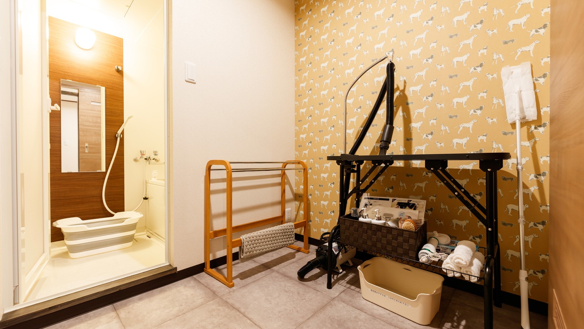 [WAN Suite] A room with a bathtub and pet dry room for dogs