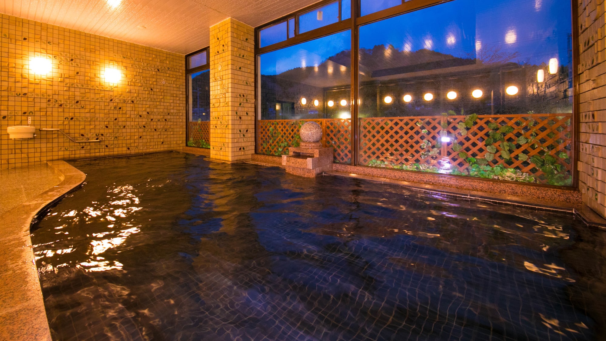 [Large communal bath -Women's bath-] We are proud of the good quality of the spring, where you can feel the smooth skin.