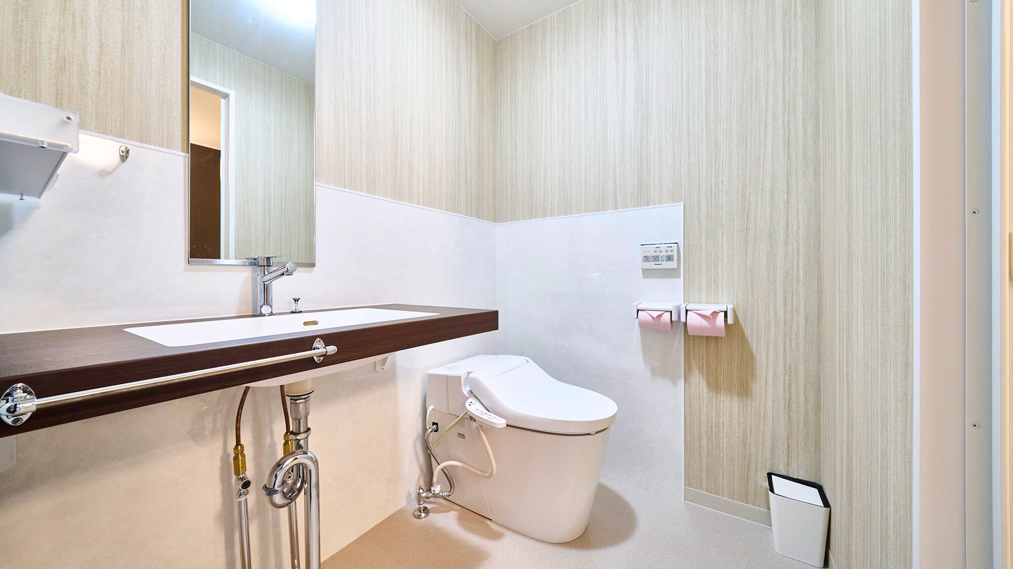 ・[Japanese-style room/bath/toilet] A spacious and comfortable toilet with a toilet seat and a washing machine.