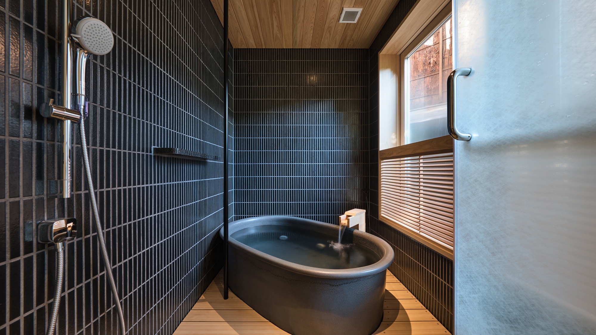 Wakakusa Shigaraki ware bath