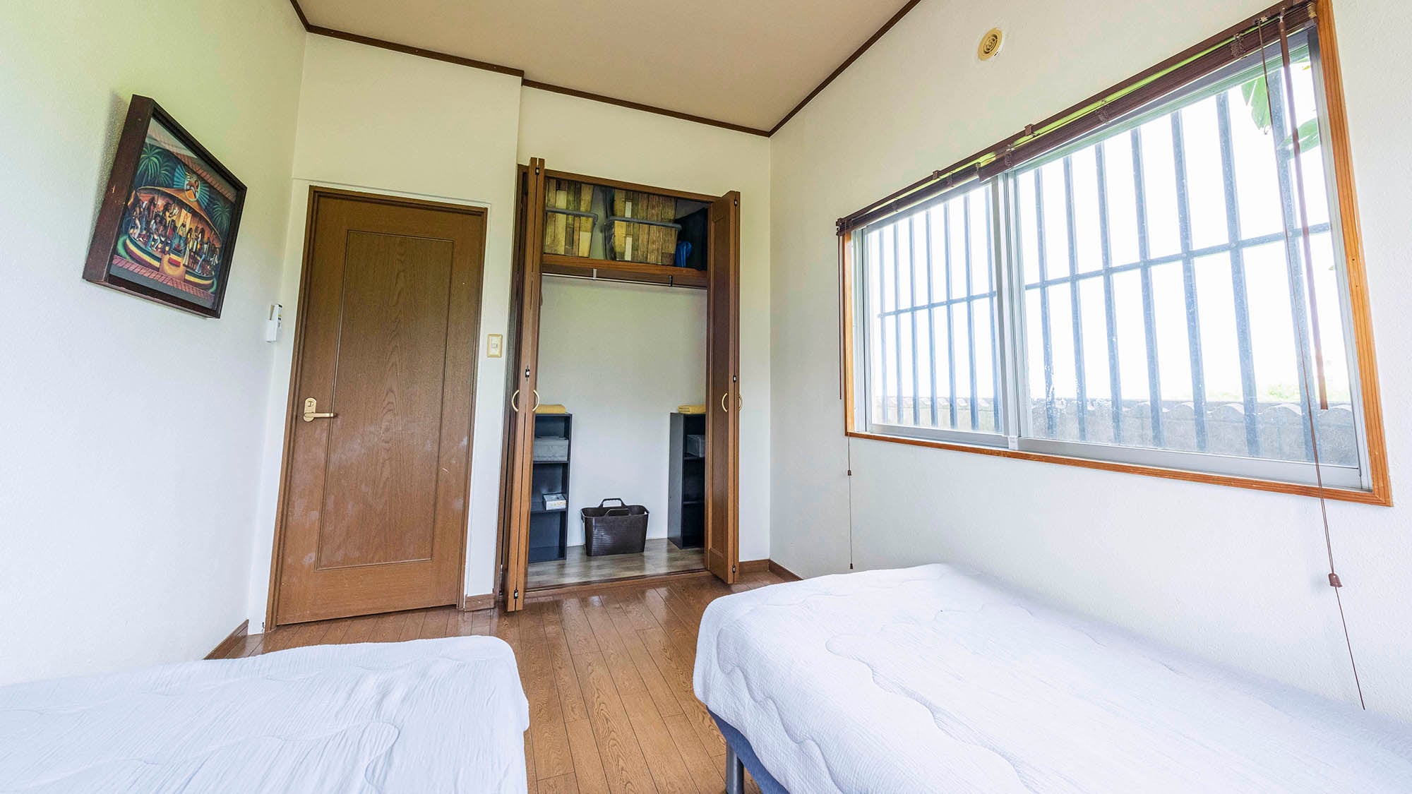 ・[Bedroom image ②] Two single beds, air conditioning. A room with a relaxing atmosphere.