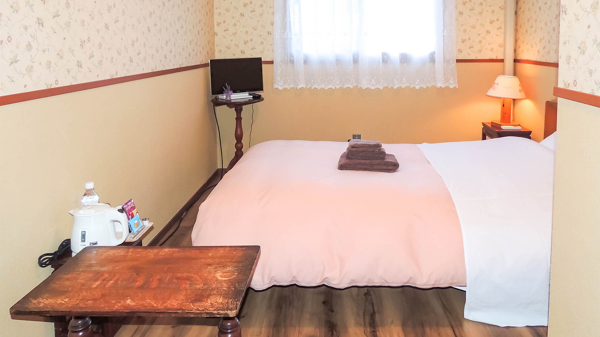・ [Single room] Towels and amenities are available.