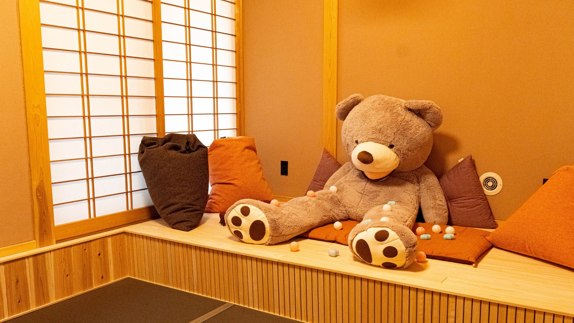 [Family Japanese-Western style room Sakura/Tsubaki] Set up a raised area on the 1st floor, and a large stuffed bear welcomes you
