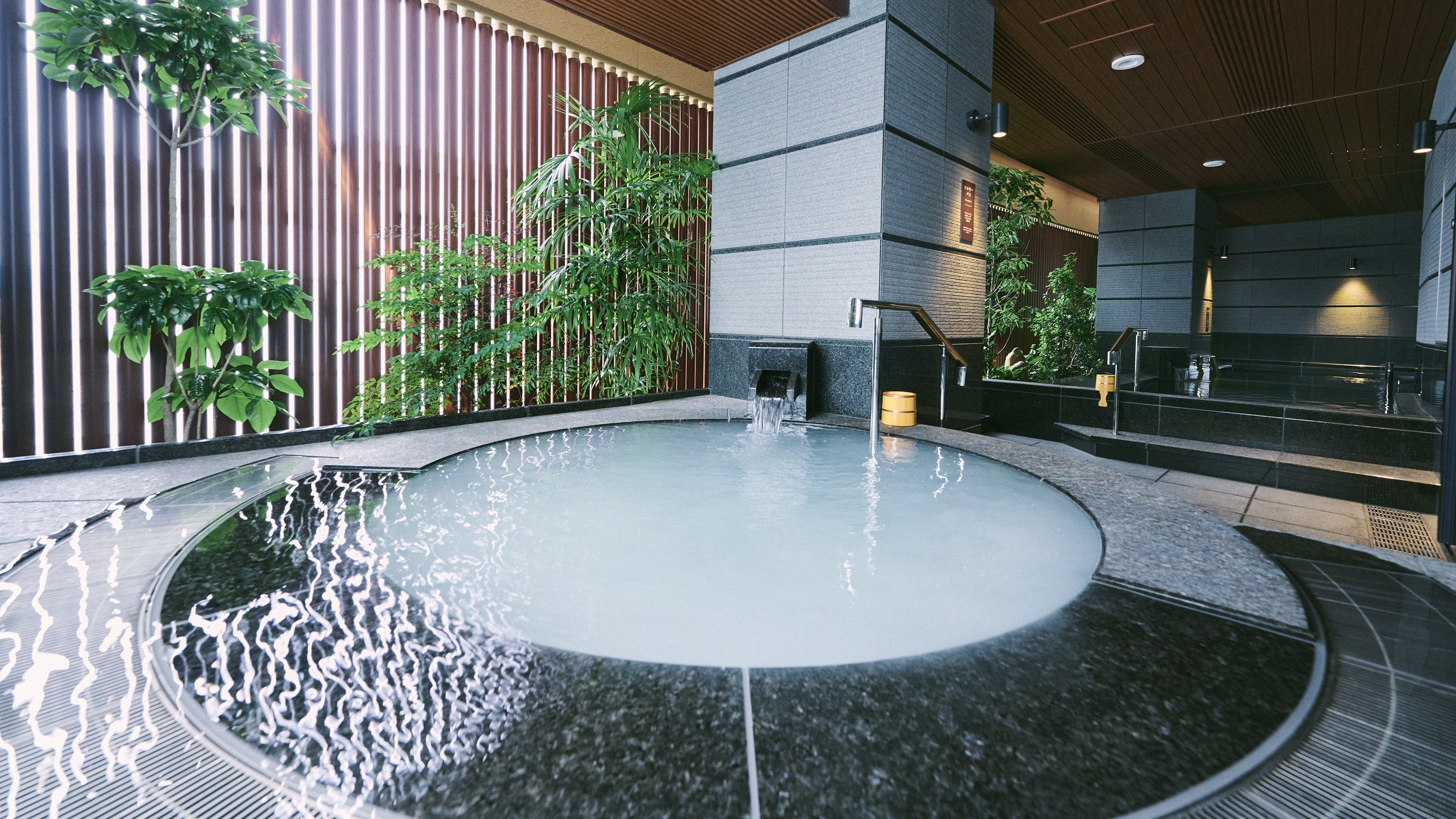 Both open-air baths are equipped with a "silky jacuzzi bath".