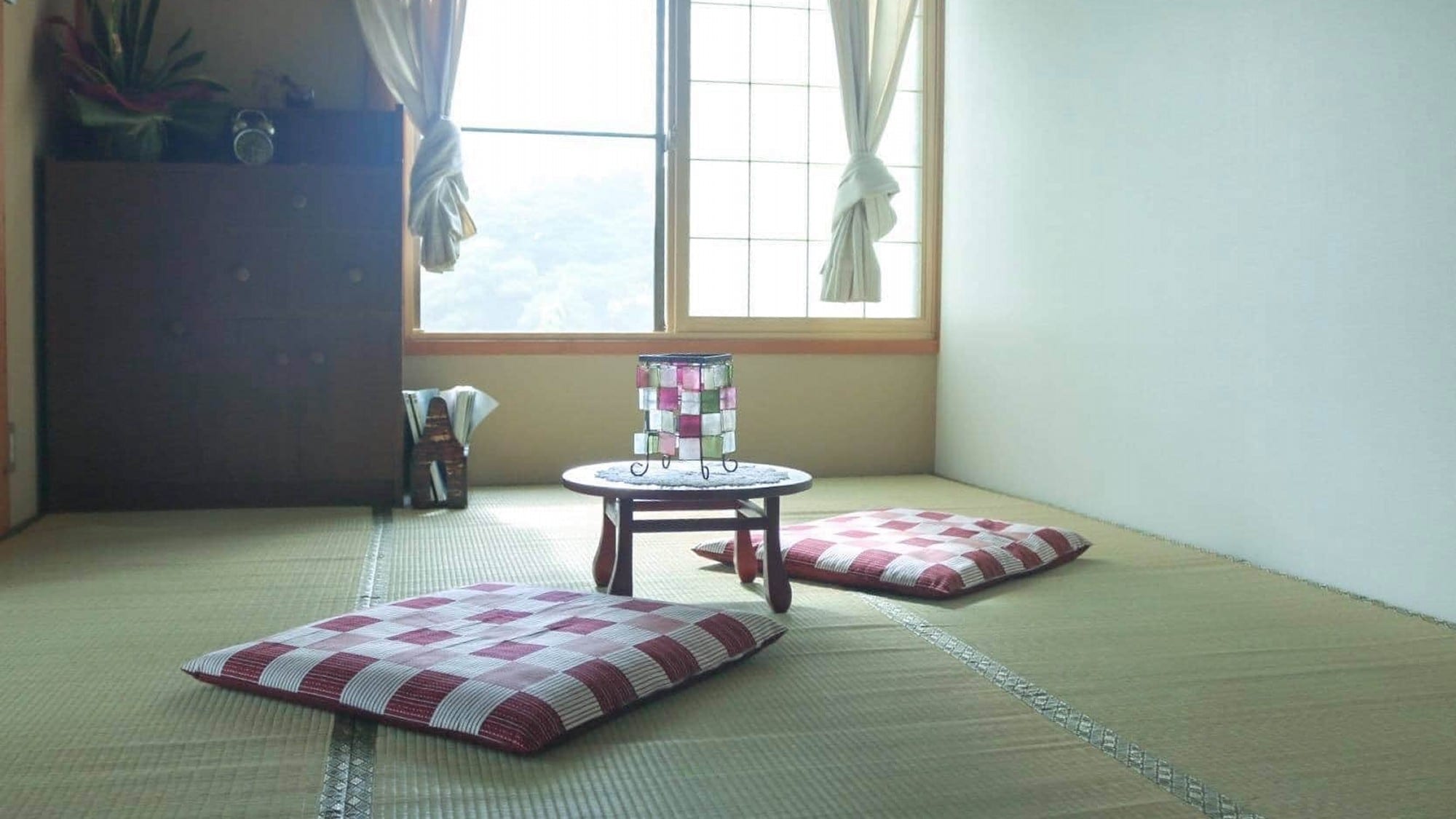 [Japanese-style room, 6 tatami mats] How about having tea at a cute round table?