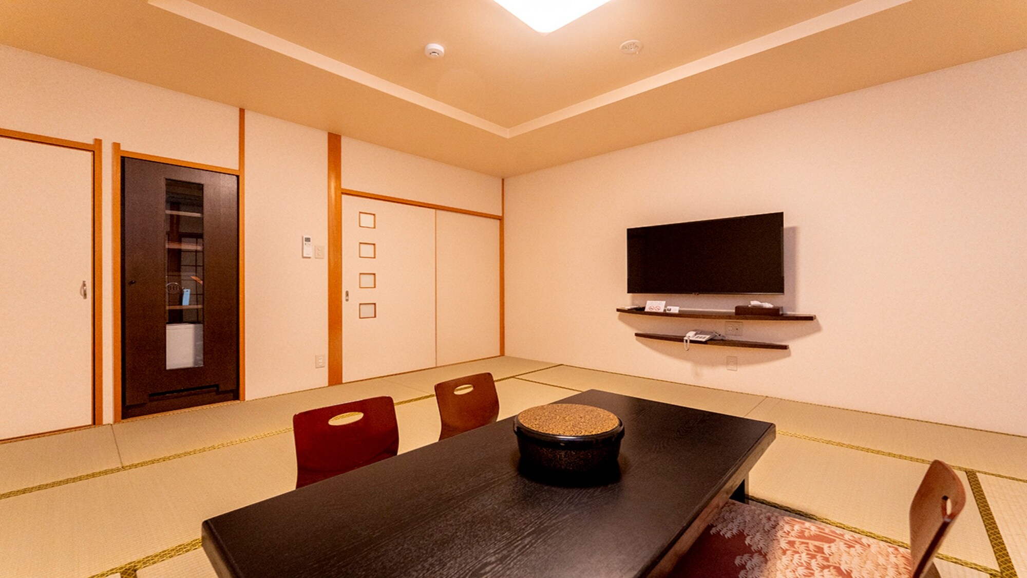 Japanese-style room (12.5 tatami mats) with bathroom