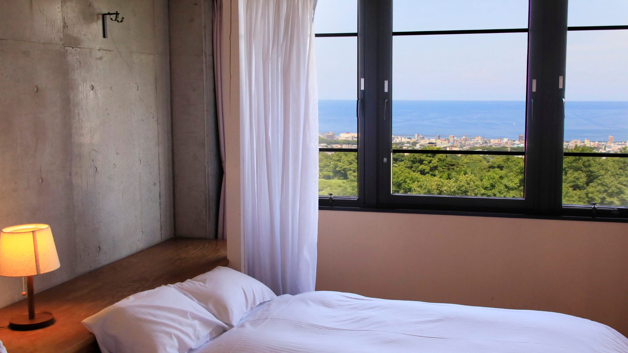 [Top floor ocean view deluxe]