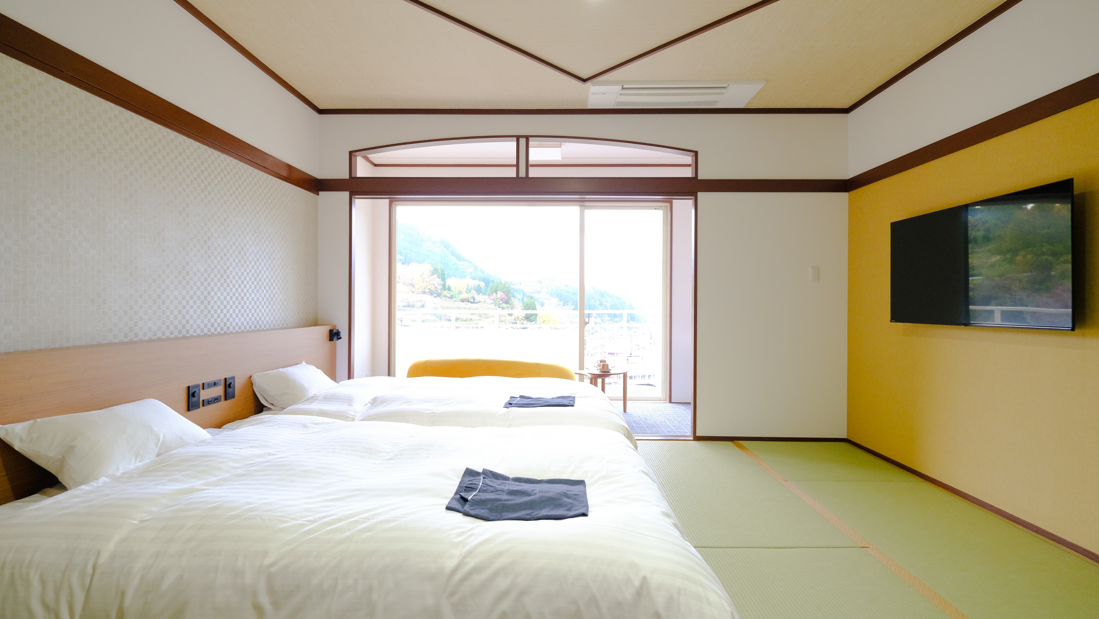 Hot spring town side Japanese modern room: 12 tatami mats + twn (47m²) Two spacious semi-double beds on warm tatami flooring