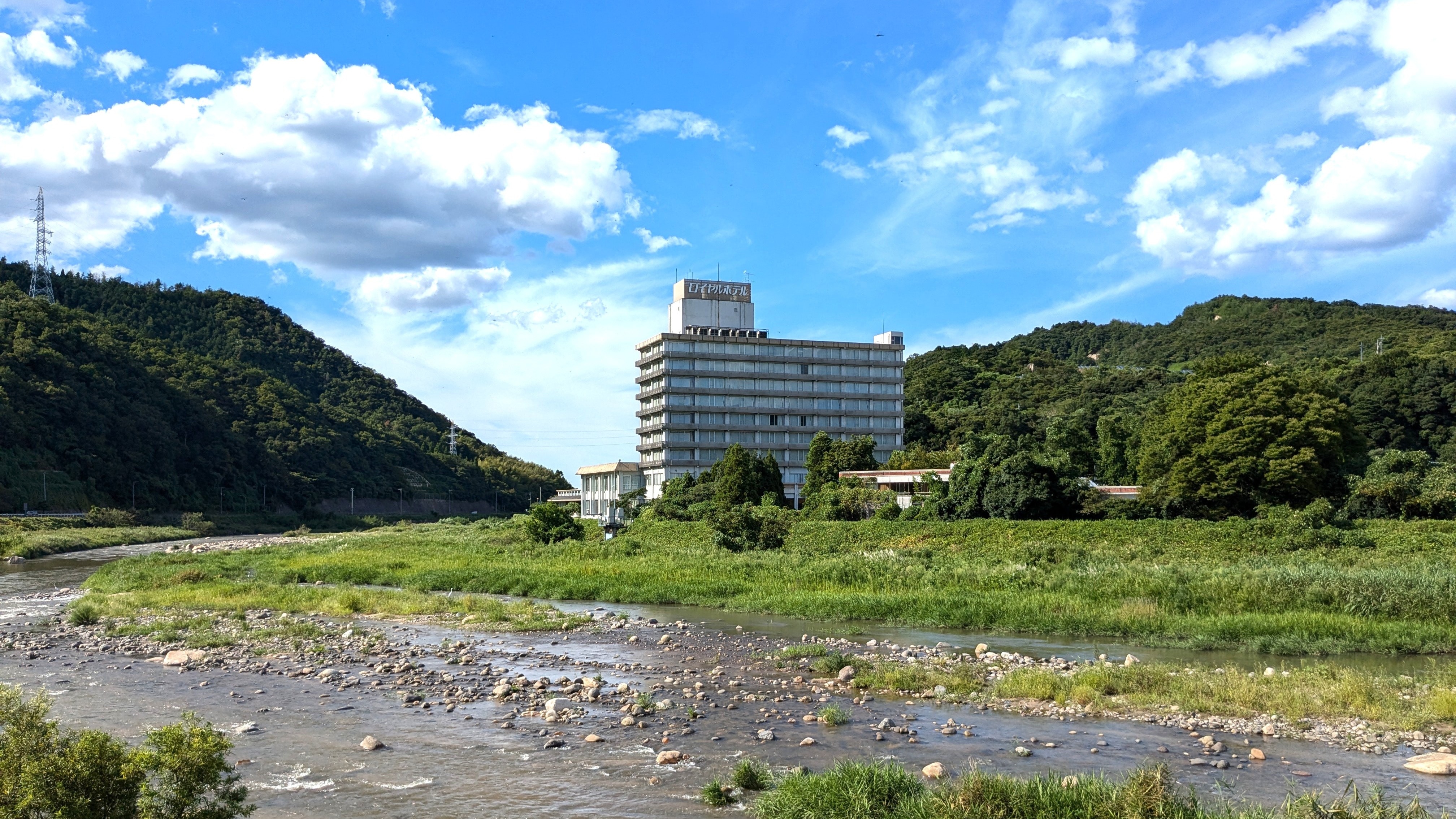 ◆三徳川から臨むホテル外観