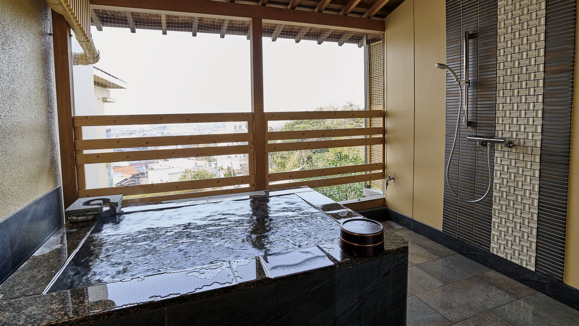 [Phòng kiểu Nhật có bồn tắm lộ thiên với nước suối nóng tự nhiên] Ví dụ phòng 656, bồn tắm đá Hikobae