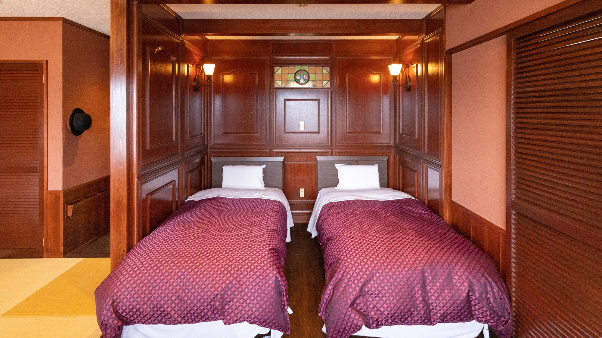 [Rainbow] A Japanese-Western room with a modern and retro feel, reminiscent of the interior of a sleeper car on the Toa International Train, which connected Japan and Europe before the war.