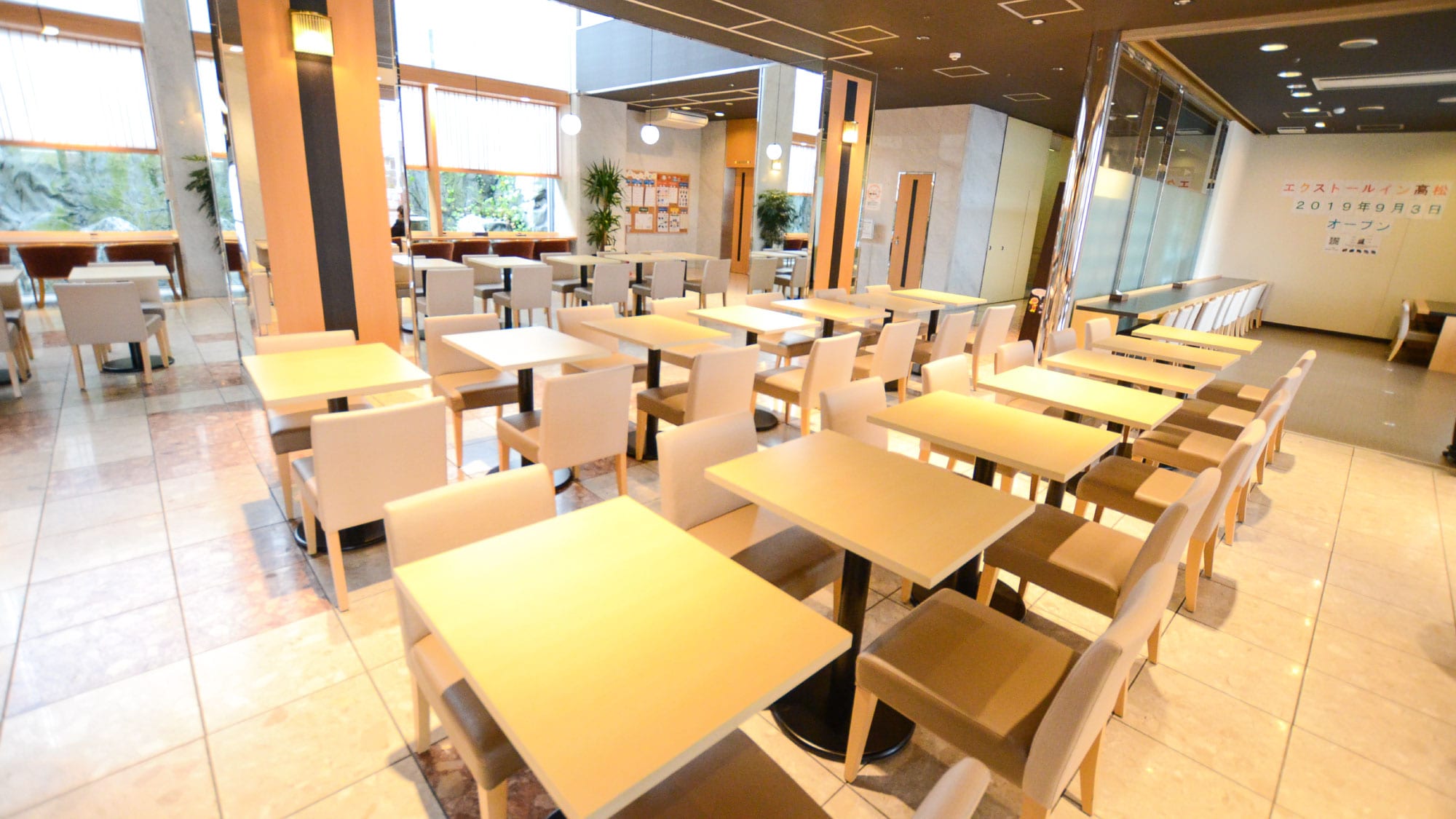 Lobby & Breakfast Area