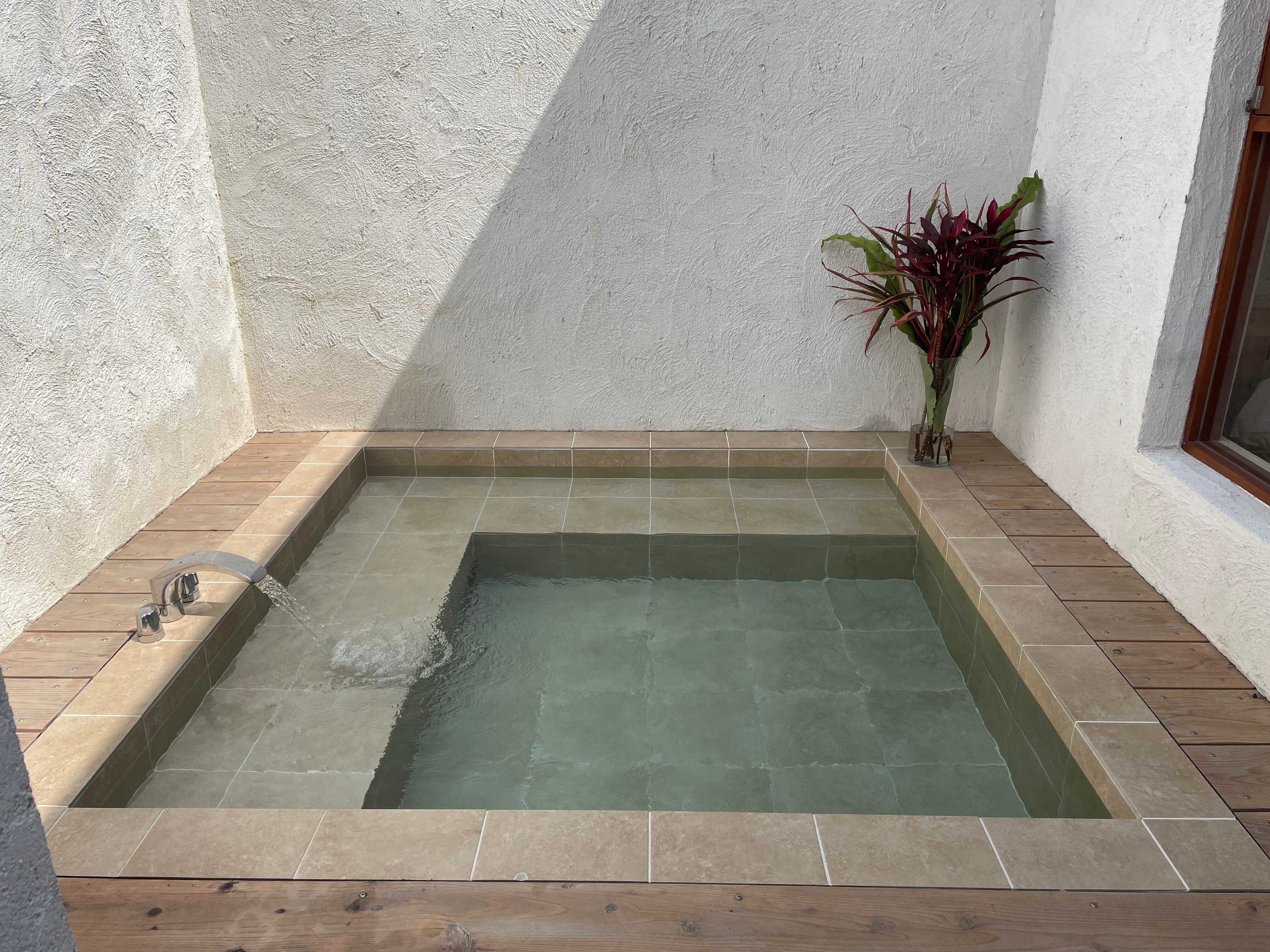 Open-air bath room