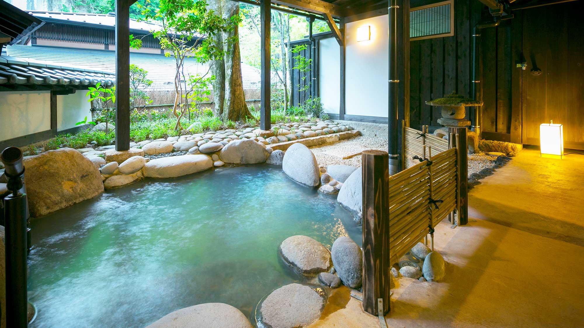[Main house special room B/open-air bath included] Enjoy bathing while listening to the rustling of the plants and the chirping of the birds.