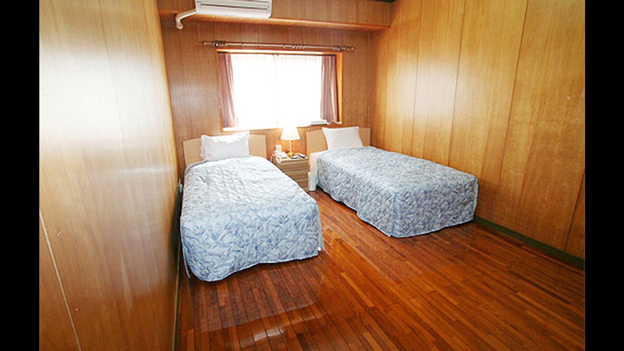[Smoking-Room share] Western-style twin room type with shared bathroom and toilet.