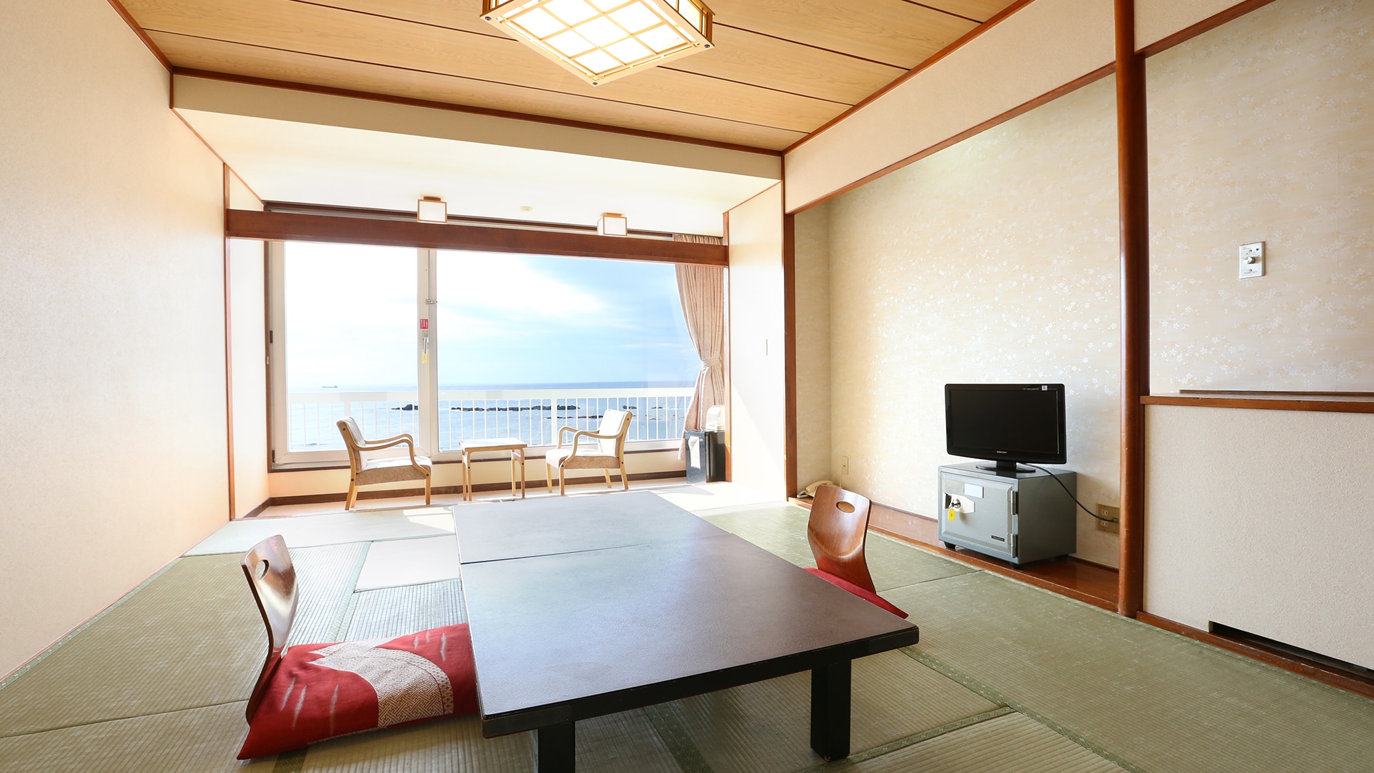 Japanese-style room (10 tatami mats). From the window, you can see Shirahama Lighthouse and the Izu Seven Islands.