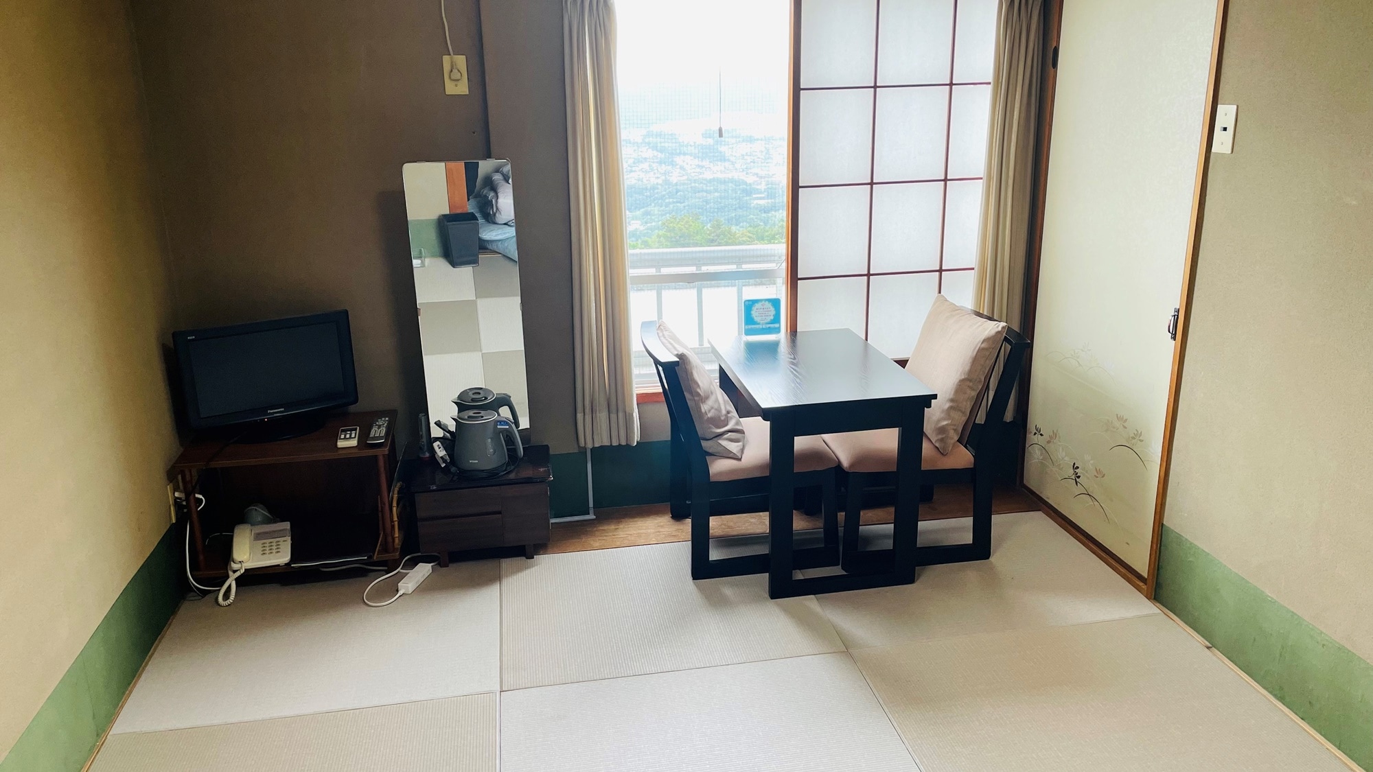 Japanese-style room with Ryukyu tatami mats with a night view [6 tatami mats between Edo]