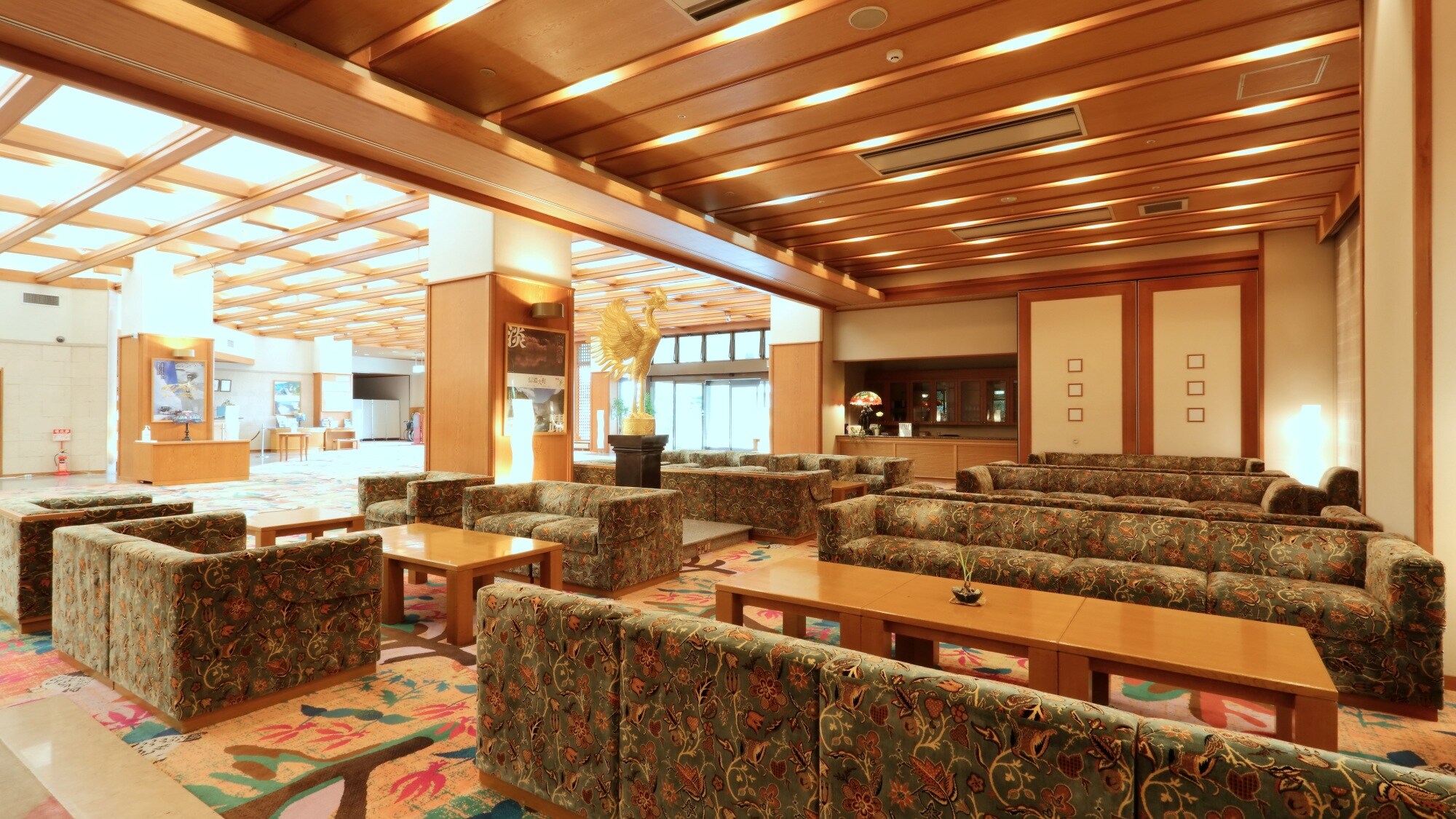 Heal the tiredness of your trip in the spacious lobby