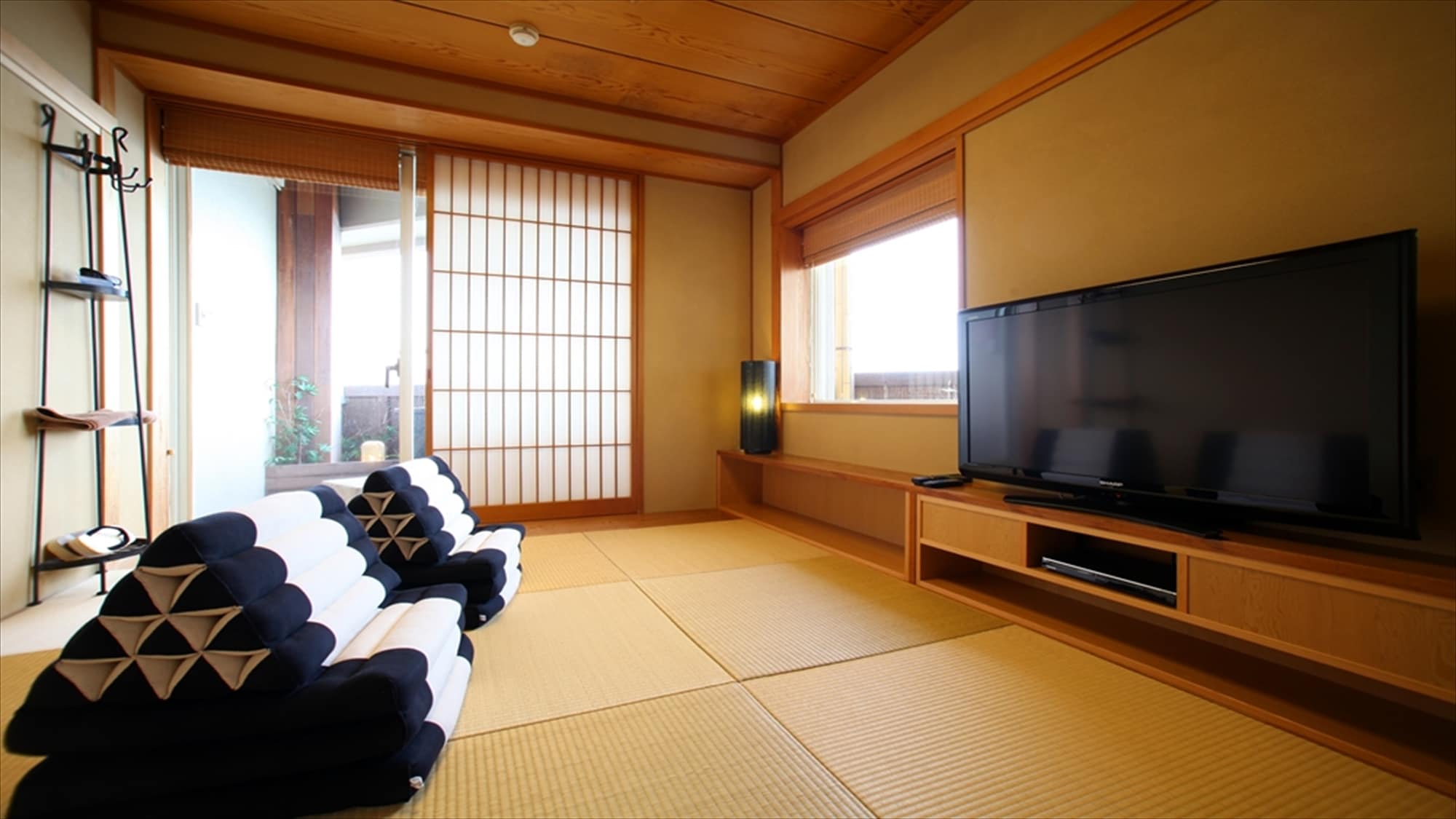 [ห้องเตียงใหญ่สไตล์ญี่ปุ่น-ตะวันตก 2 ห้อง] ห้องถัดไปประเภทห้องสไตล์ญี่ปุ่น คุณจะติดใจความสบายของเบาะทรงสามเหลี่ยม