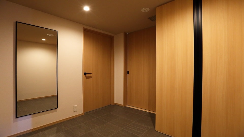 [Suite room] Spacious entrance! It is also possible to put a stroller!