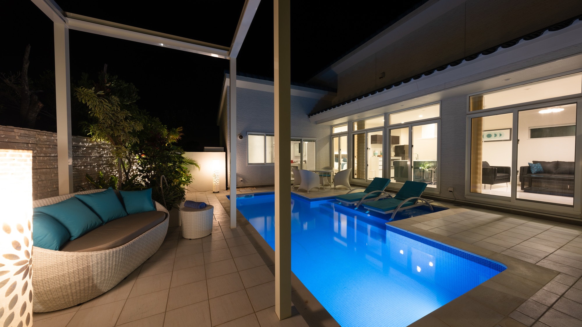 [Common] Each villa has its own outdoor pool for guests' use.