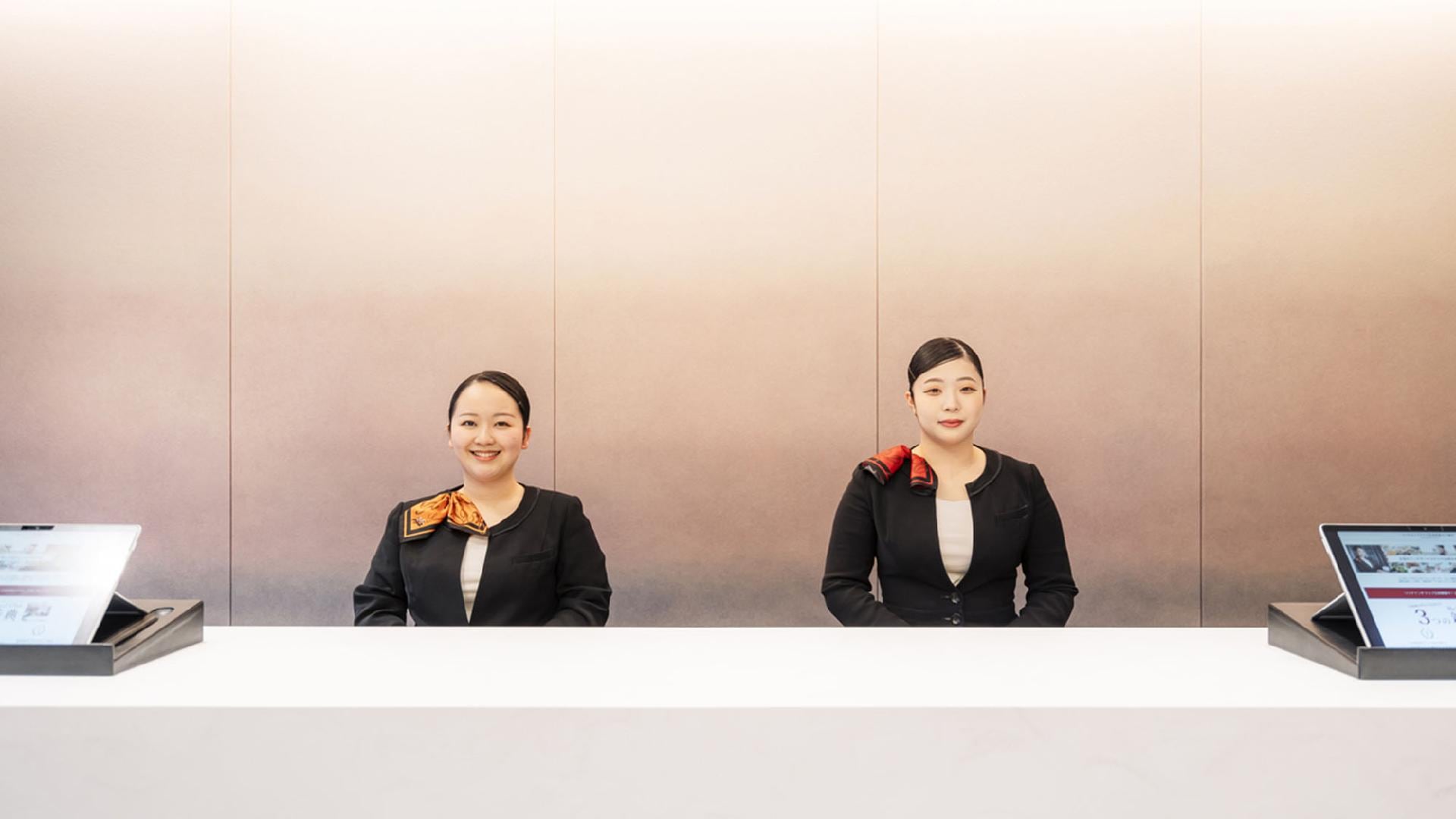 [Front desk] The second floor is the lobby and front desk.