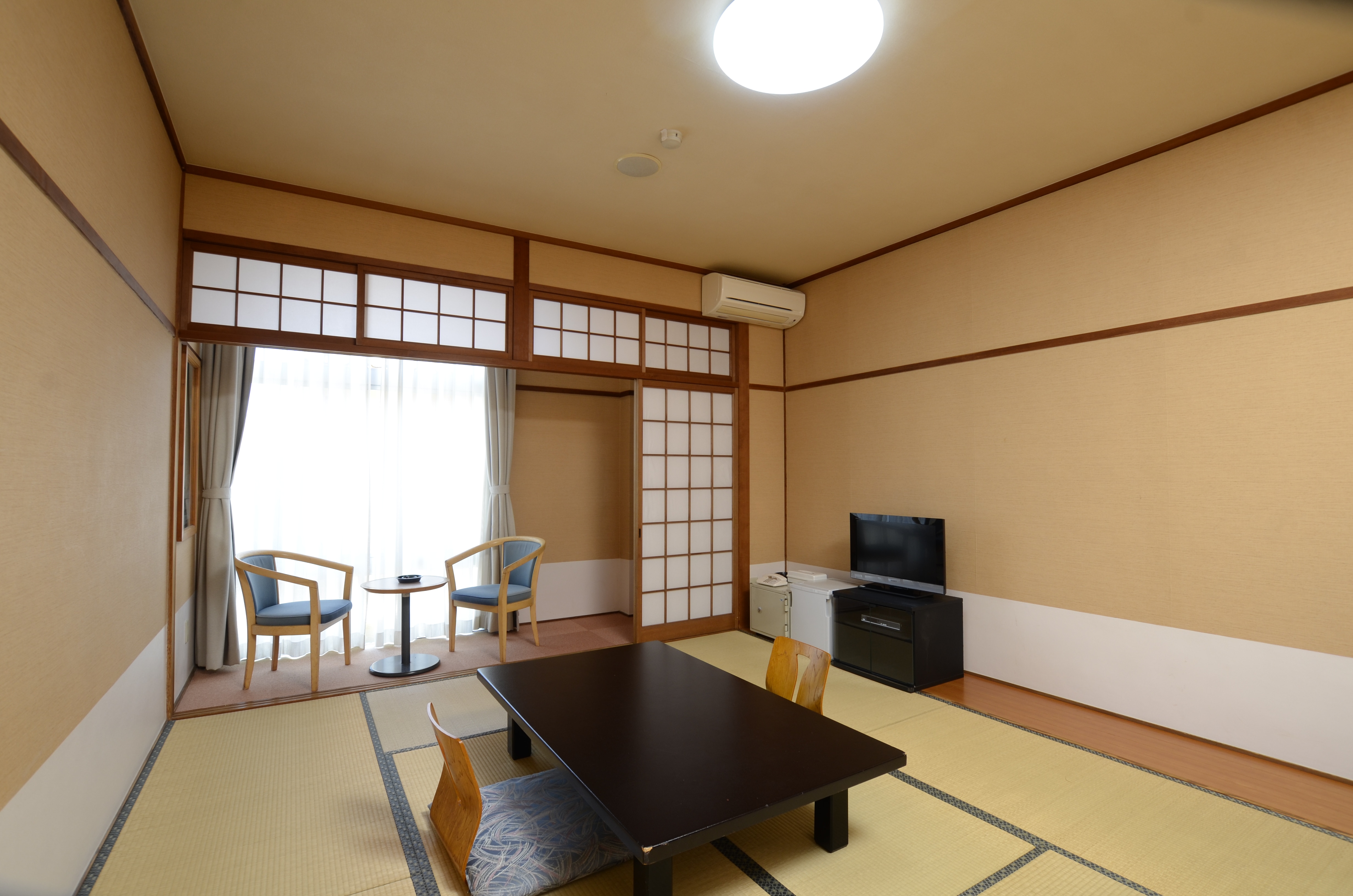 Japanese-style room on the mountain side (quadruple room)