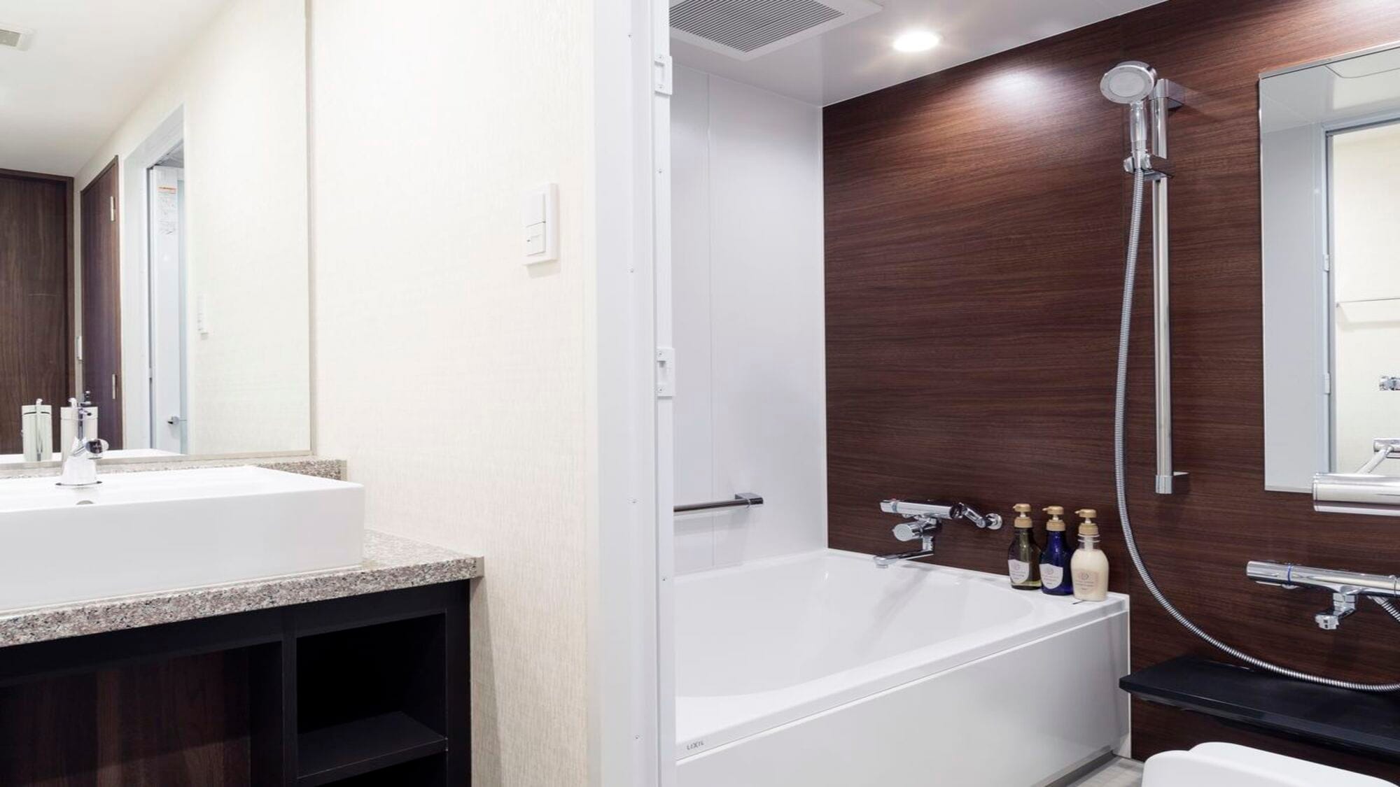Superior Twin Room (separate bath, toilet and sink)