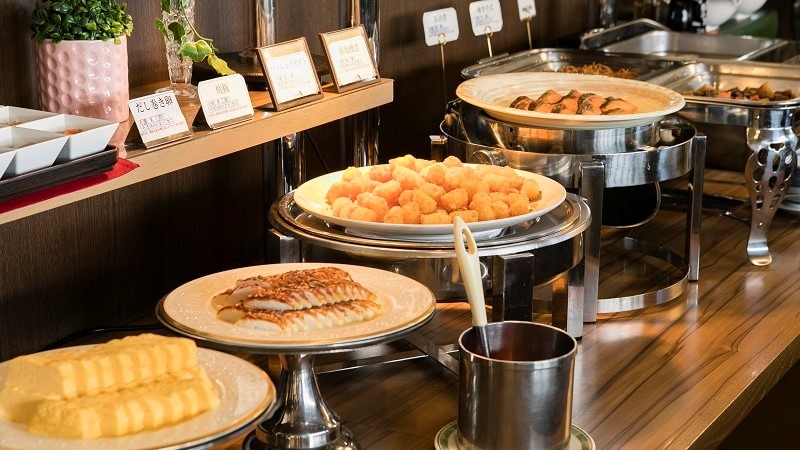  Sekitar 30 jenis sarapan prasmanan Jepang dan Barat