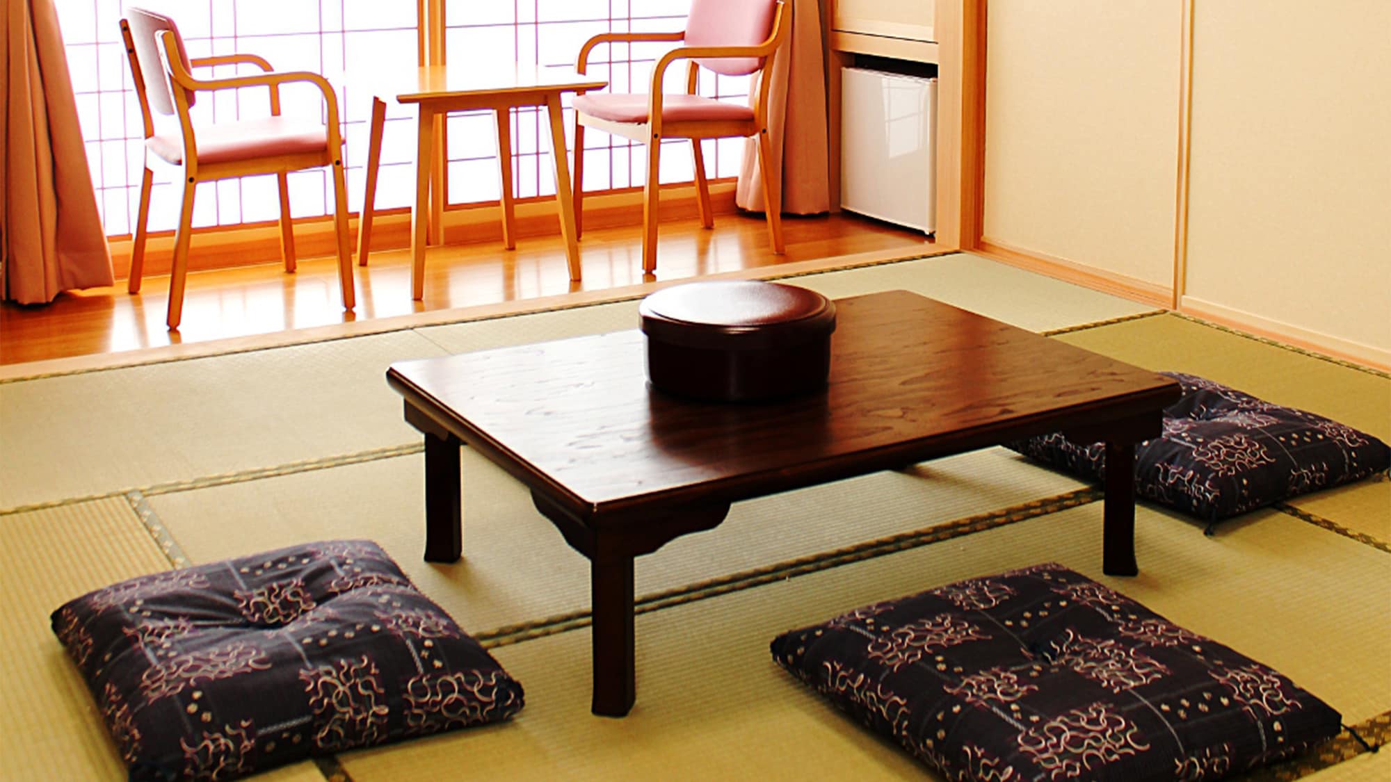 * [Room / Japanese-style room] You can stretch your legs on the tatami mats and spend a relaxing time.