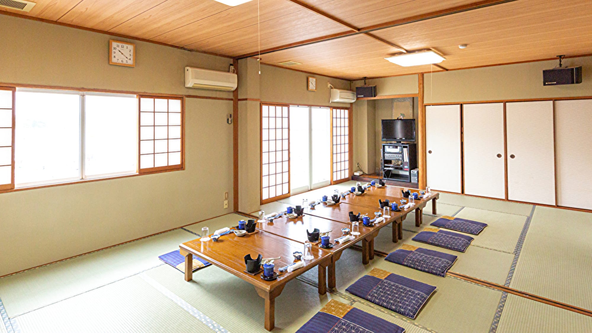"20 tatami Japanese-style room for families"