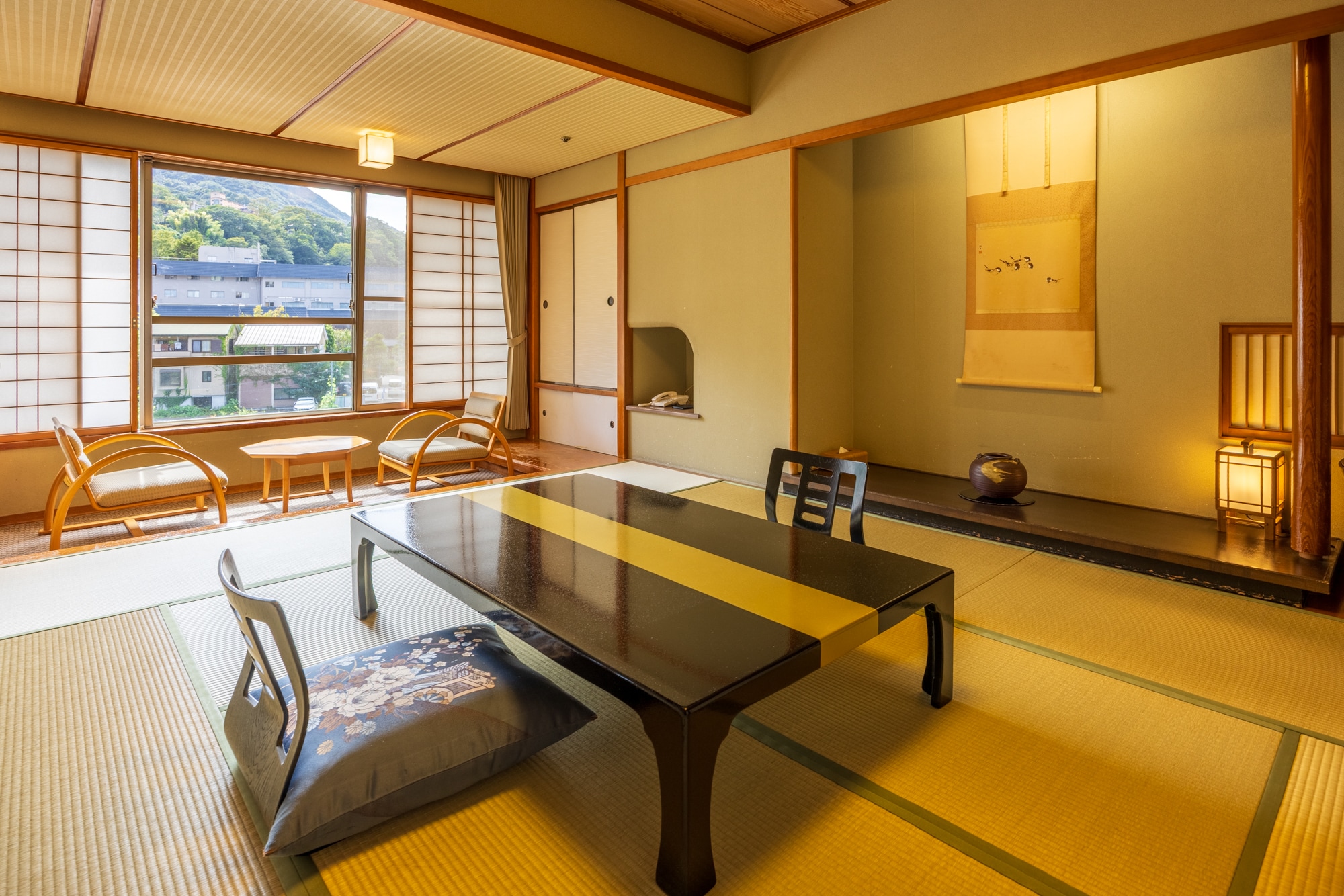[River side] Example of a 10-tatami Japanese-style room (capacity 5 people)