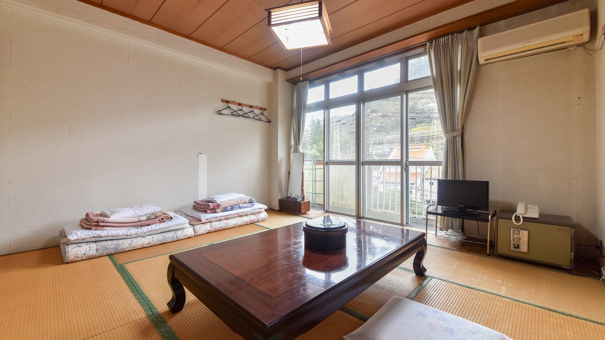 *[Contoh kamar tamu: Kamar bergaya Jepang di gedung utama dengan 8 tikar tatami] Beristirahatlah di ruang tatami♪