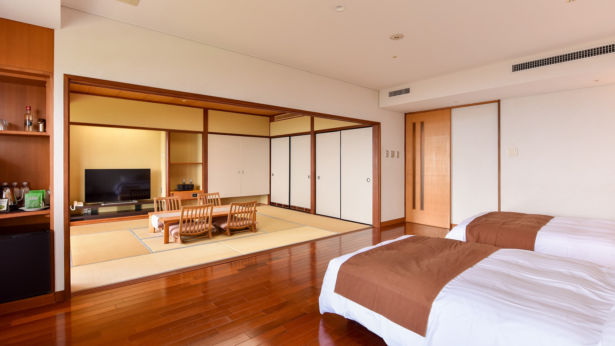 [Deluxe Suite Japanese-Western Room: KAZE ~With open-air cypress bath~]