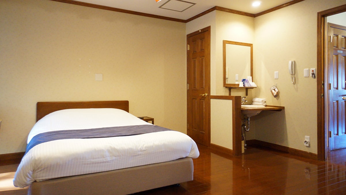 The double-bed rooms on the first floor have the natural cypress open-air bath all to themselves!