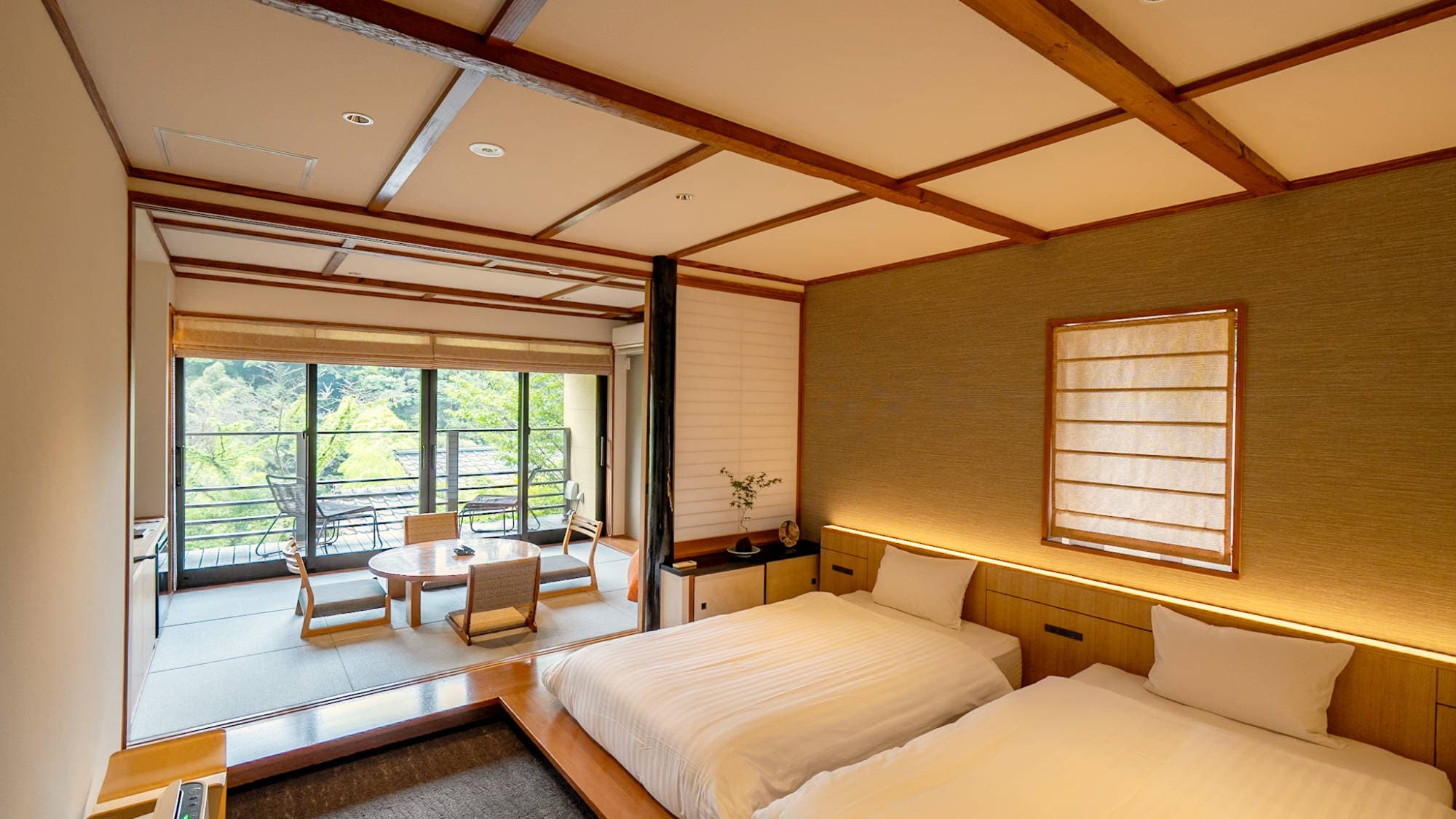 [Example of a Japanese-Western style room] This room is a Japanese-style room, but it is equipped with a low bed on a raised platform.