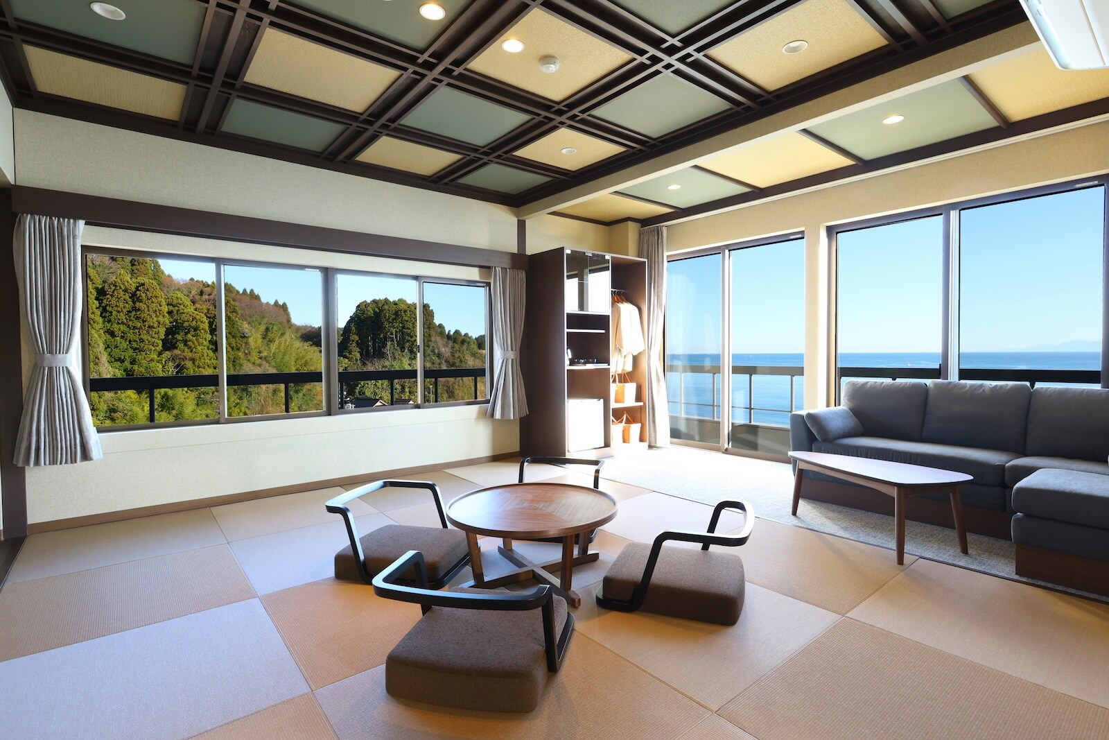 【新開幕】日式現代風格C房，從房間和浴室均可欣賞富山灣和立山山脈美景。