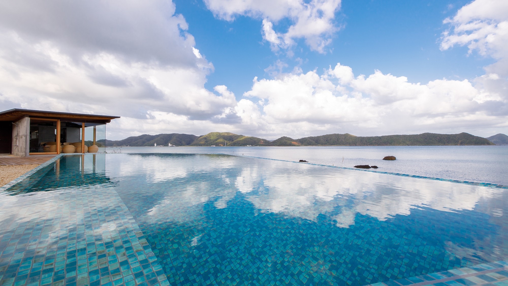 [2waters] สระว่ายน้ำทรงห้าเหลี่ยมแบบอินฟินิตี้ที่น้ำเต็ม