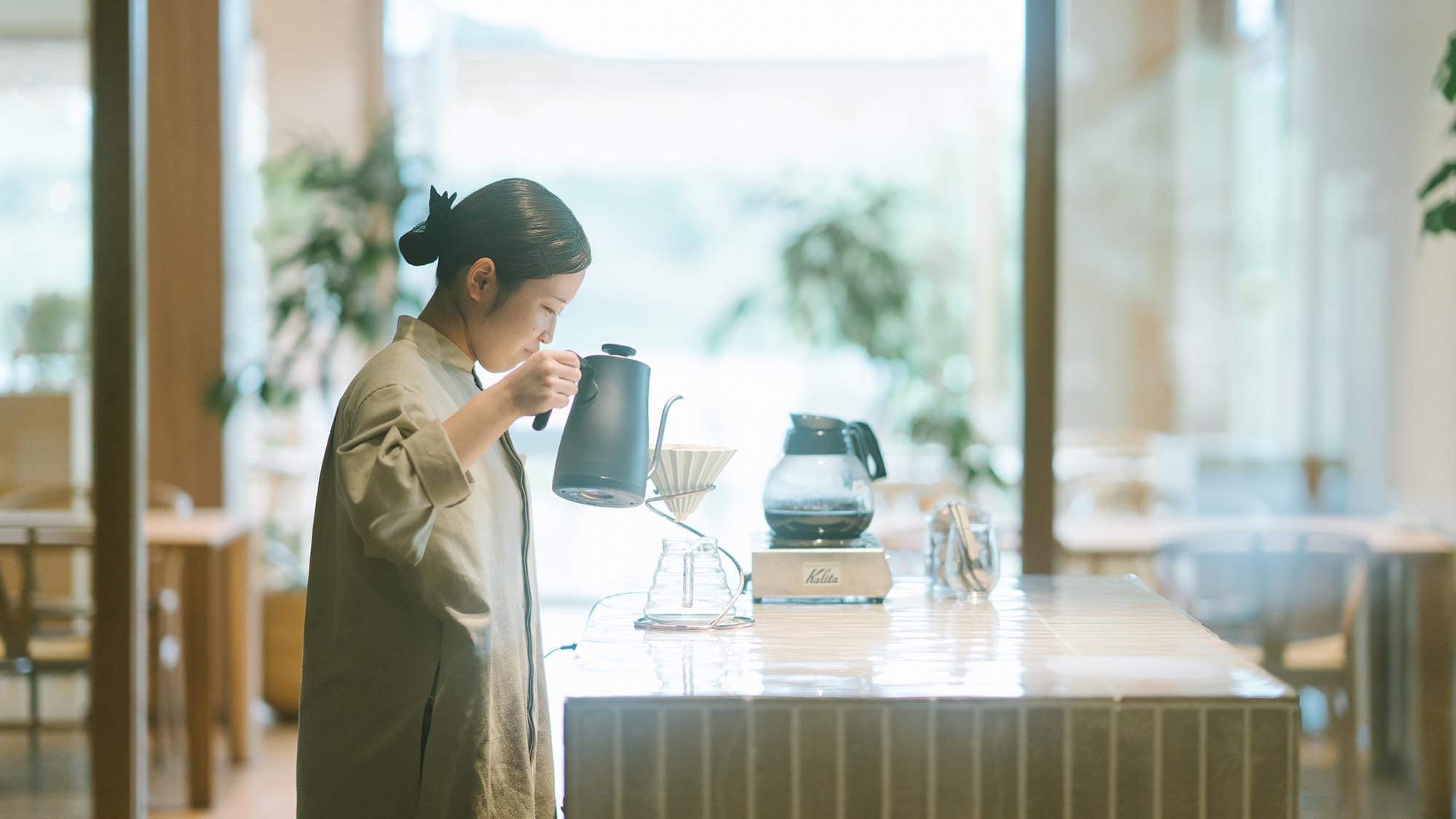 The delicious aroma of coffee tickles your nose. Your morning starts with a cup of carefully brewed coffee. [Example]
