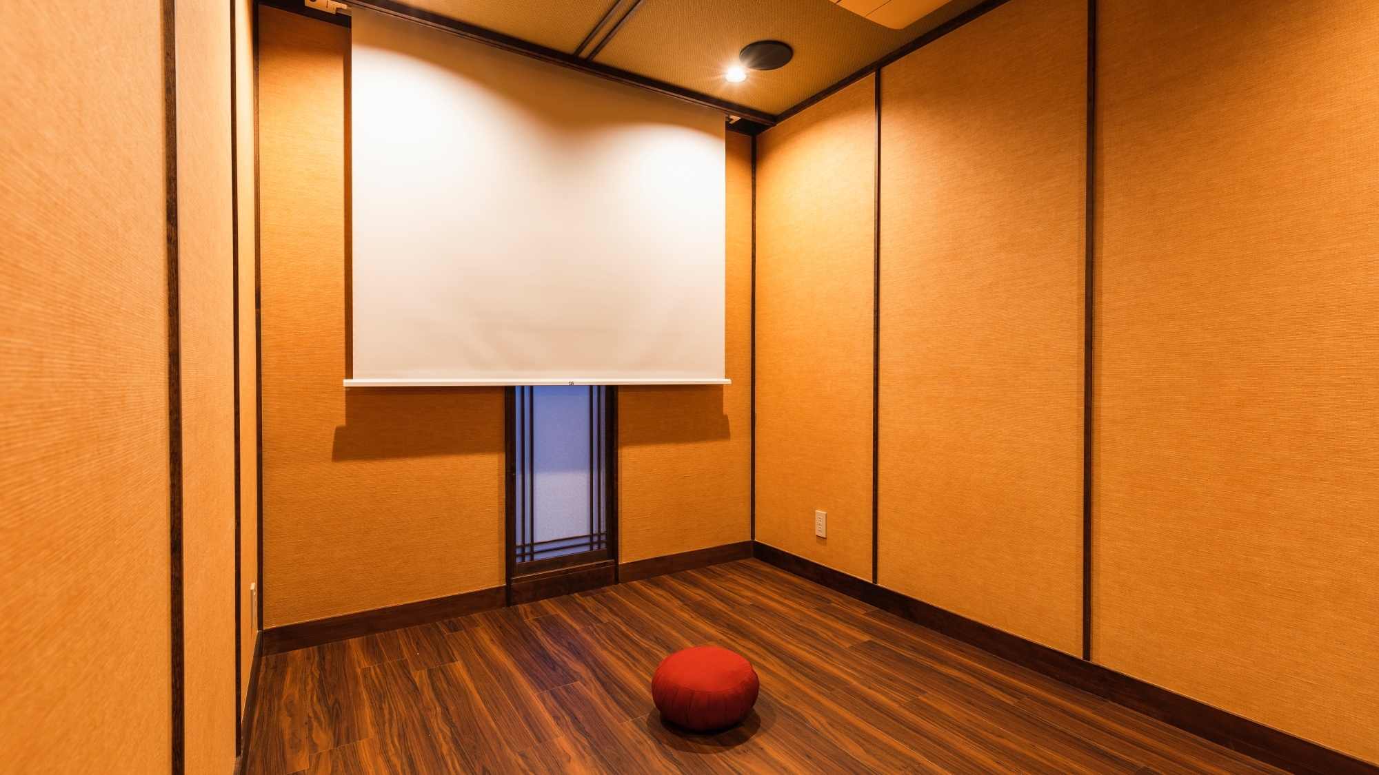[Annex "Geckkan"] The meditation room is equipped with a projector for yoga and meditation.