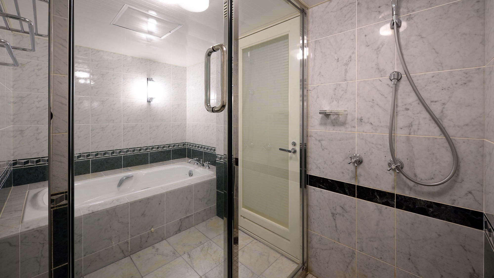 [Luxury Suite] 82 square meters. A spacious and luxurious suite with separate bedroom and living room.