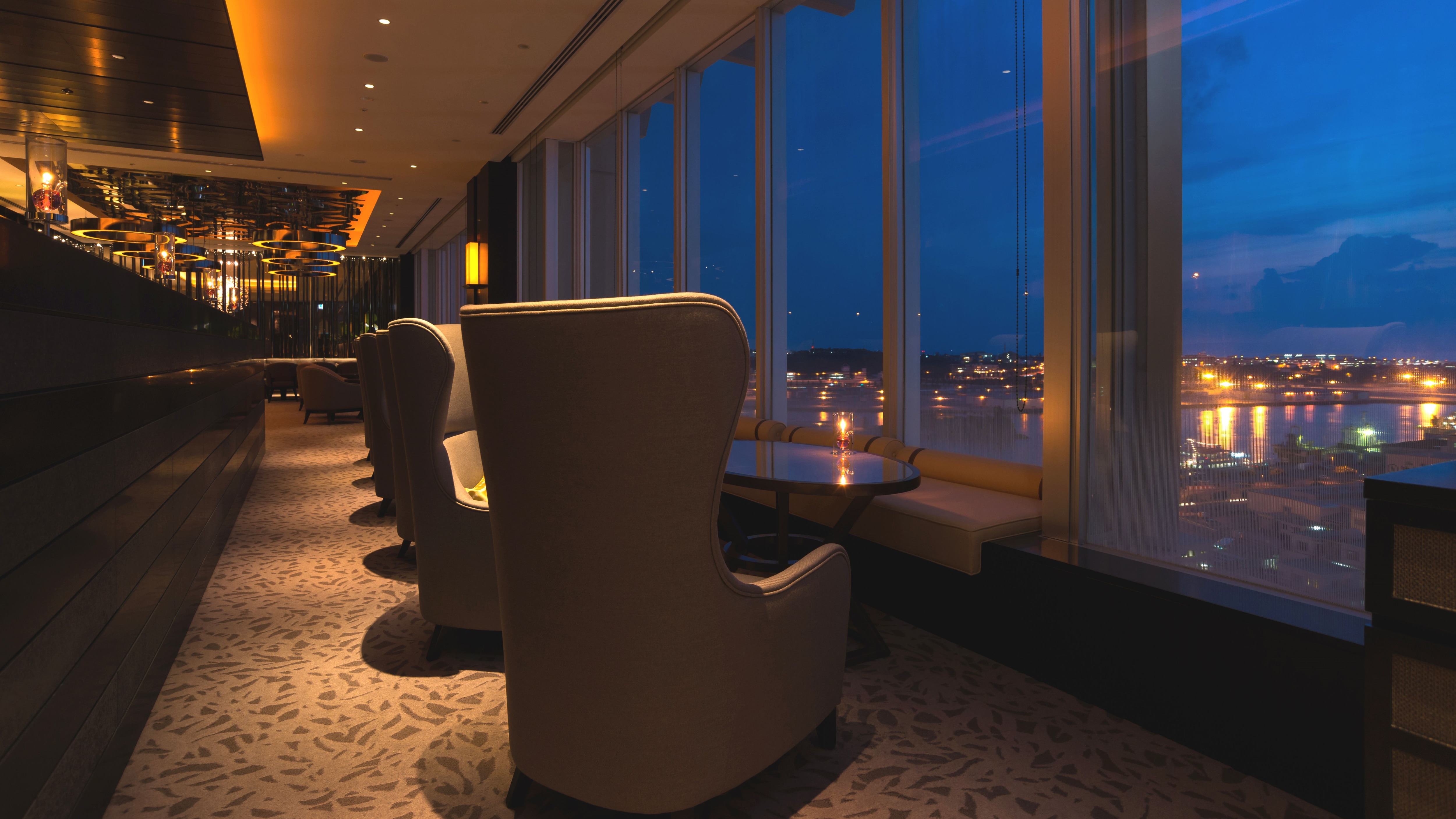 Dining19 Lounge & Bar：寬敞的空間，可俯瞰那霸市景和港口