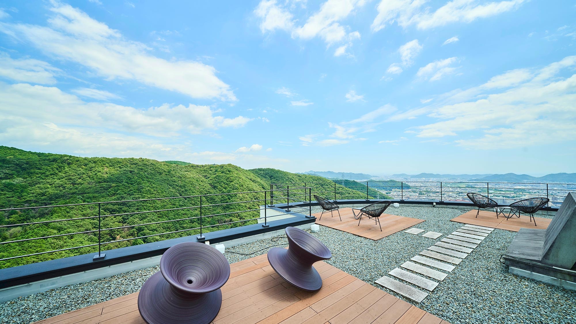・[3F Terrace] Relax and look up at the clouds slowly passing by