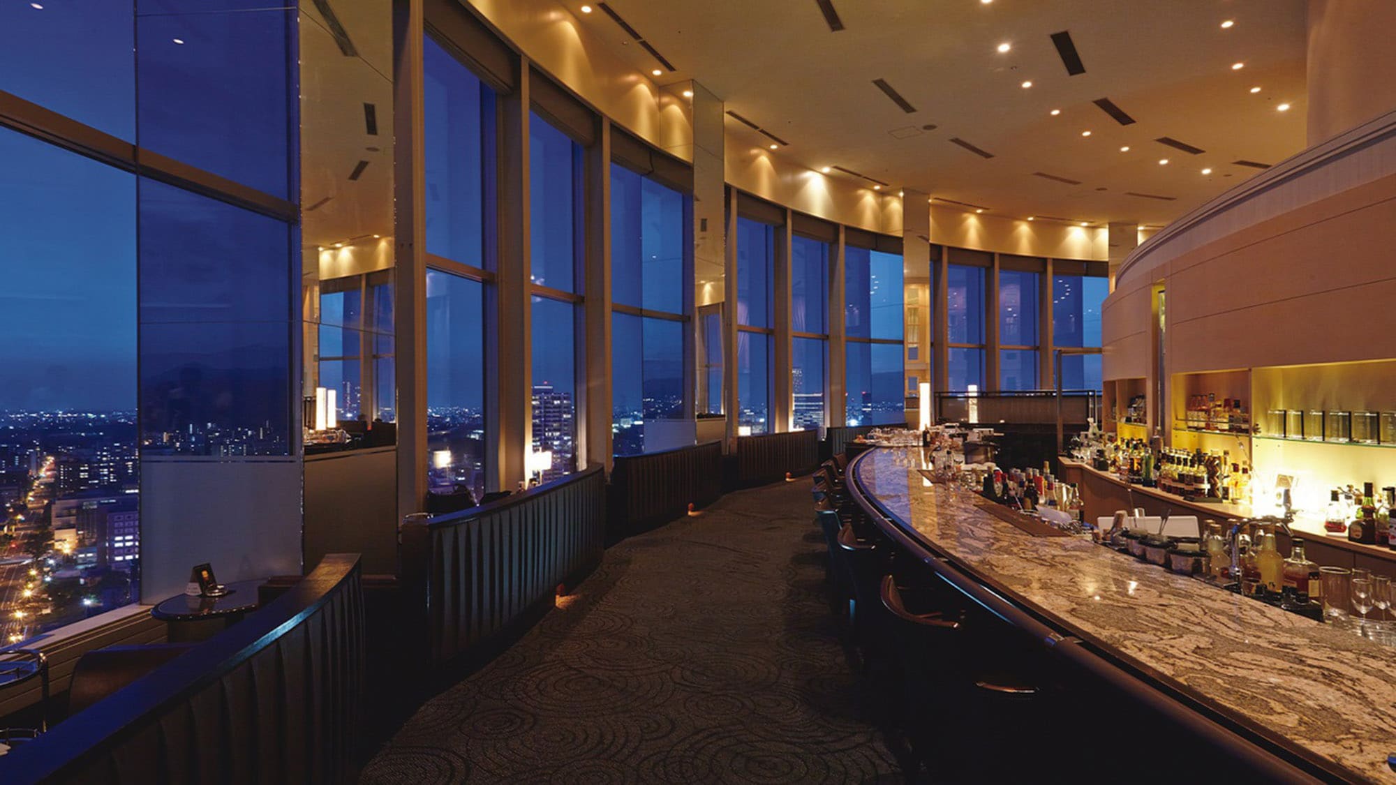 [Sky Lounge Top of Prince (28th floor)] Enjoy a relaxing moment while looking at the night view.