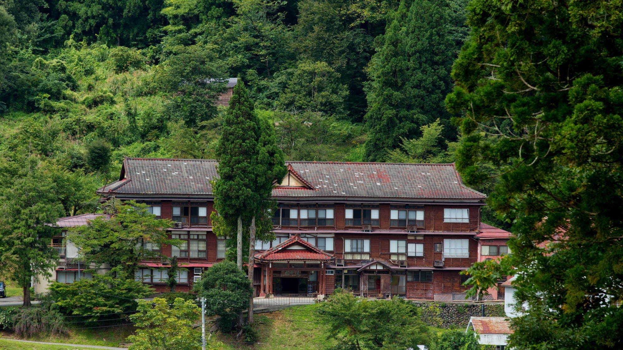 Matsunoyama Onsen, also known as a secret hot spring. The area around the hotel, which is a little far from the hot spring town, is covered with deep greenery.