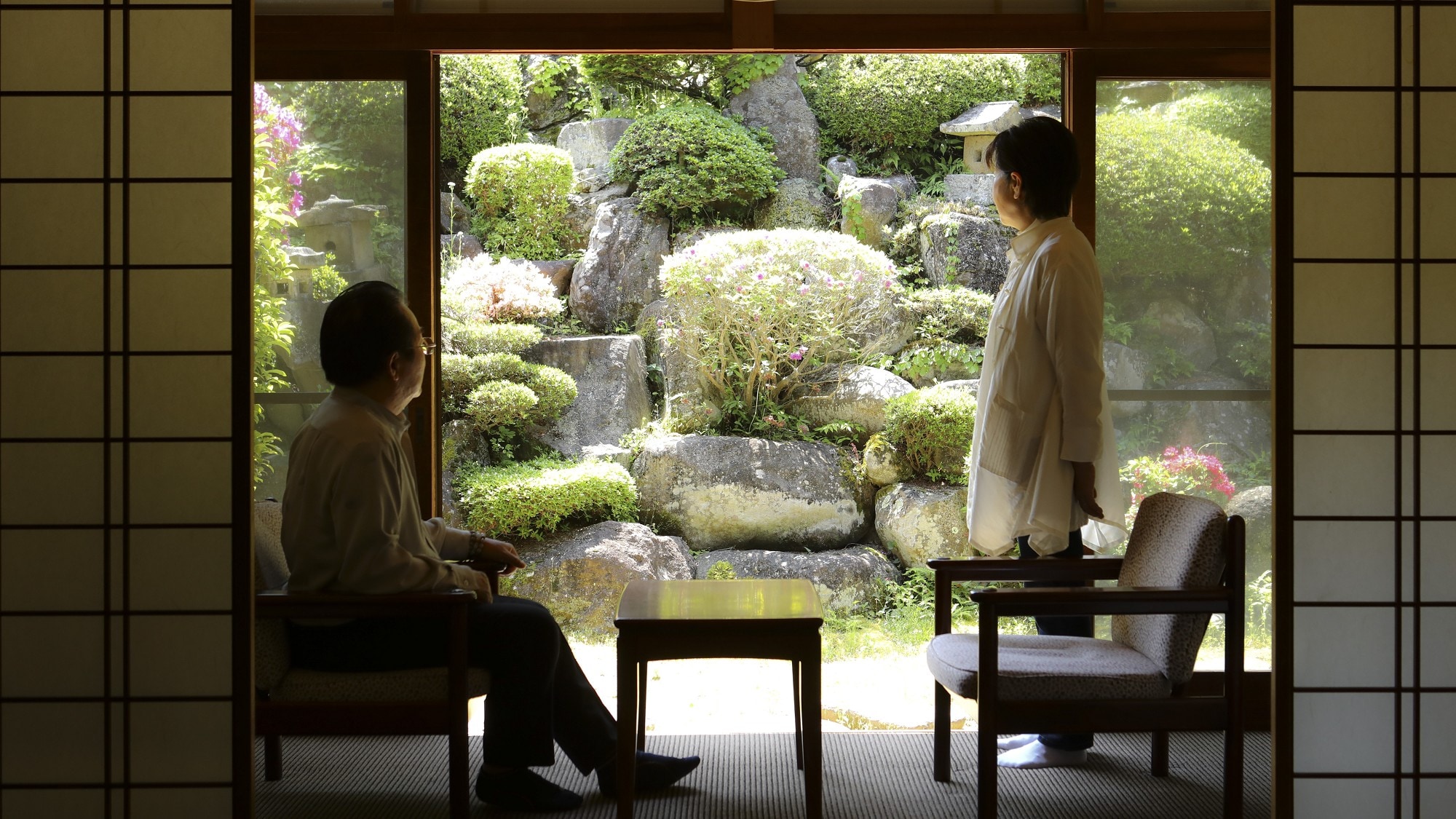 Silakan habiskan waktu bersantai di kamar murni bergaya Jepang di mana angin sepoi-sepoi alami bertiup.